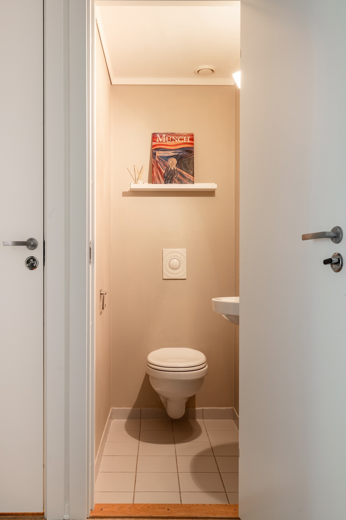 I tilknytning til gangen er det et praktisk toalettrom. Galleribilde