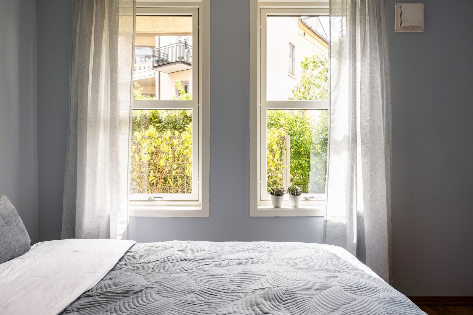 To vinduer sørger for rikelig med naturlig lys og en behagelig atmosfære. Galleribilde