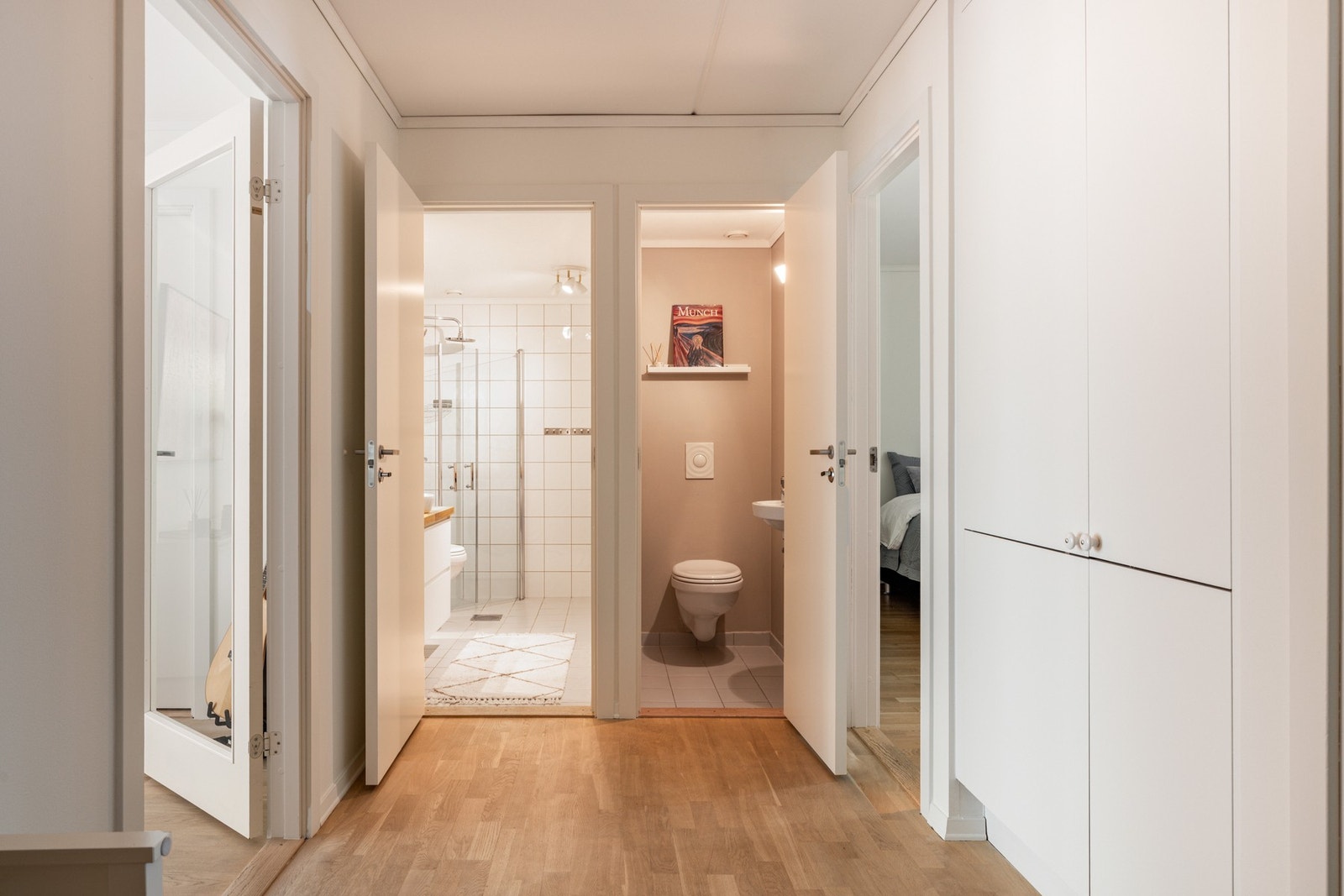 I gangen finner man et praktisk, innebygd garderobeskap med rikelig oppbevaringsplass, samt god plass til ytterligere møblement etter behov. Galleribilde