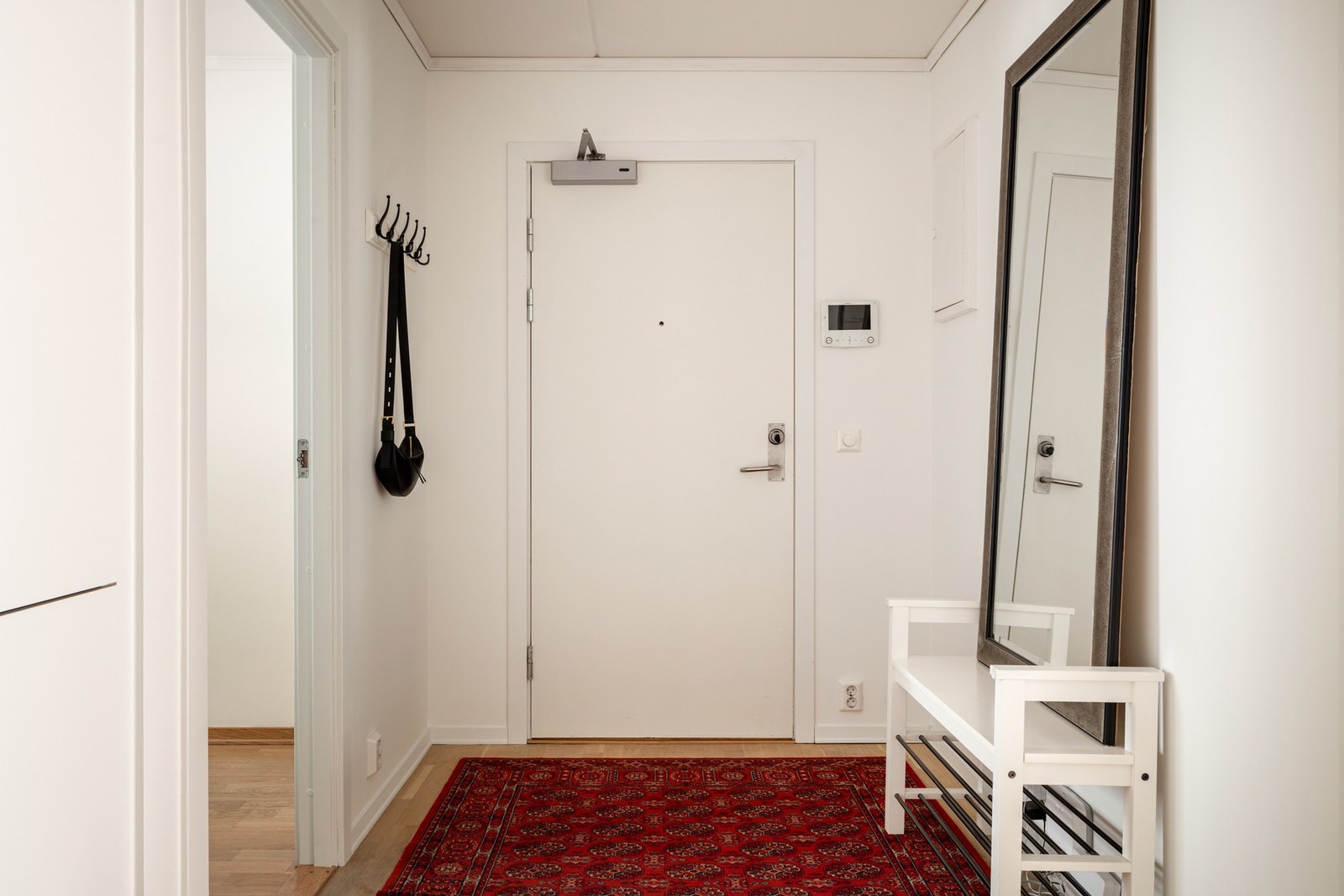 Her ønskes du velkommen hjem med en stor og flott entré som gir et svært godt førsteinntrykk. Galleribilde