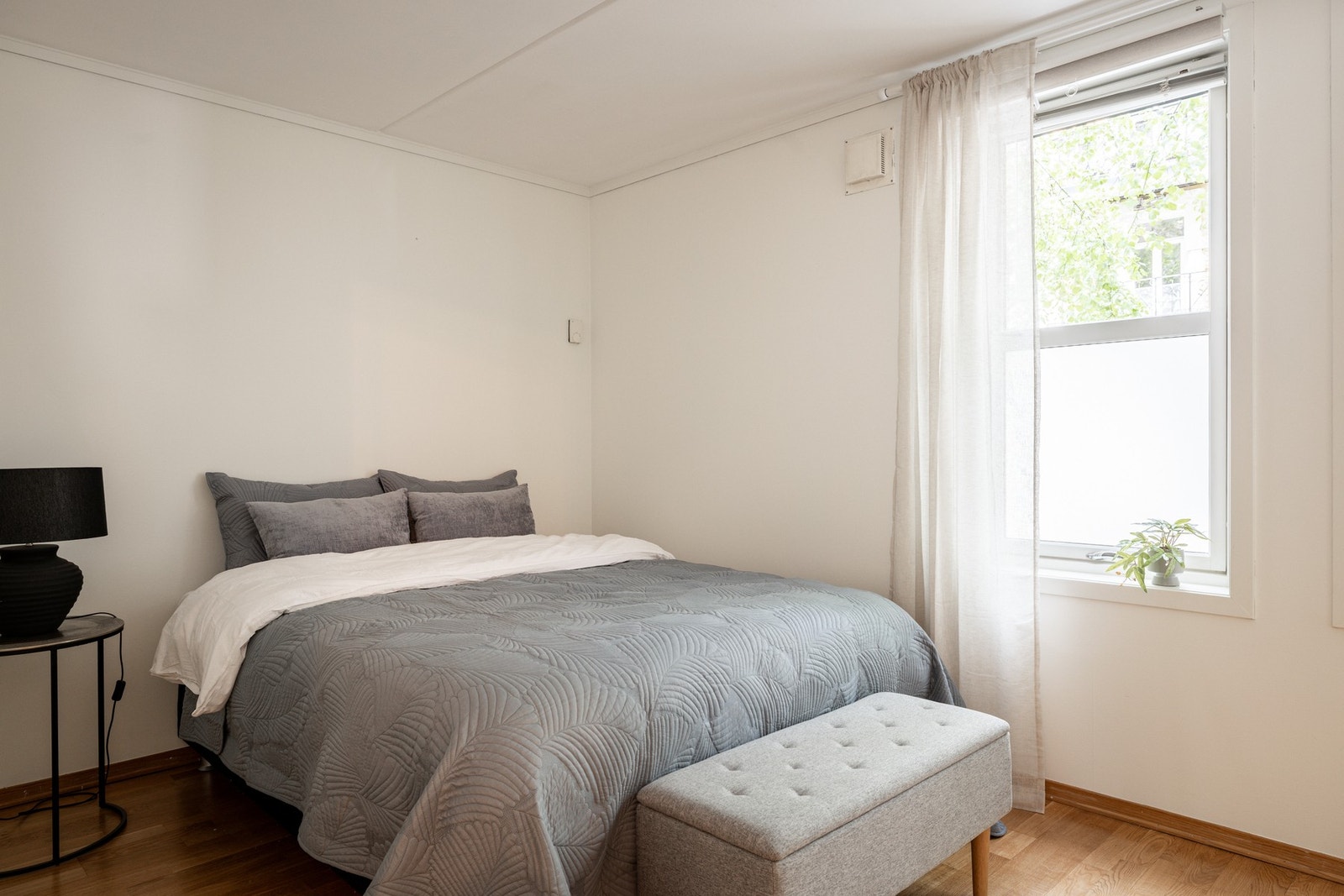 Soverom 2 ligger i tilknytning til entreen og har en svært god størrelse. Galleribilde