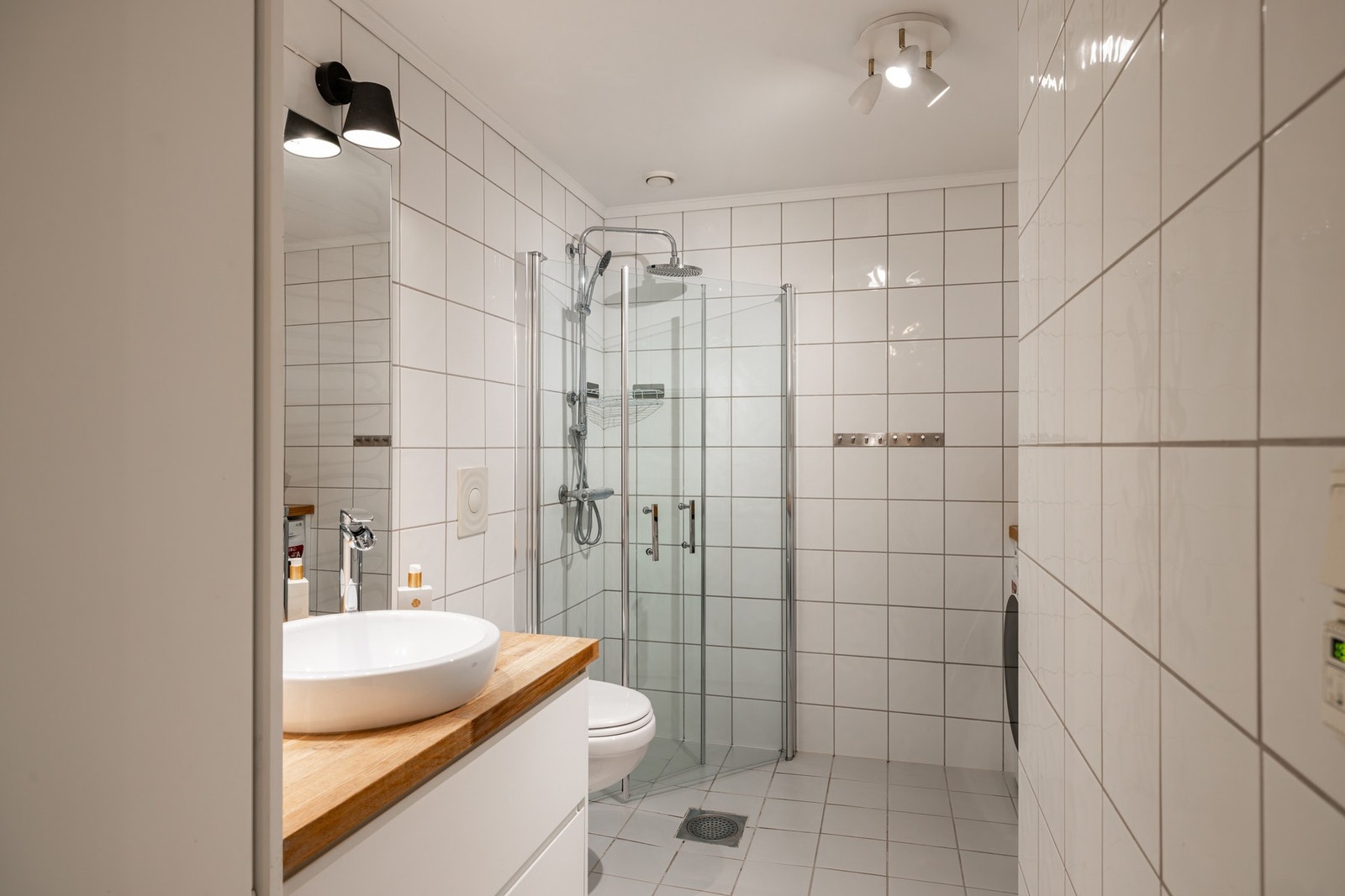 Badet ble opprinnelig oppført i forbindelse med byggeåret, men har i 2015 blitt oppgradert med ny og moderne baderomsinnredning. Galleribilde