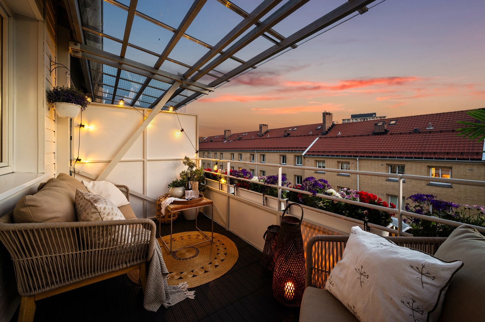 Balkongen har god plass til å møblere med sittegruppe og grill eller annet ønsket møblement. Galleribilde