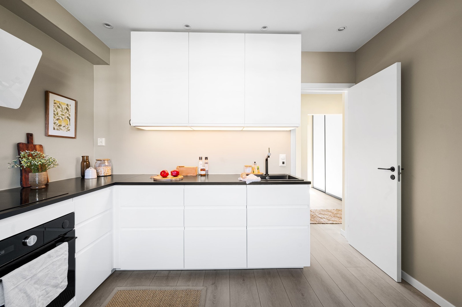 Flott og lyst kjøkken fra Ikea med glatte fronter og laminat benkeplate med nedfelt vaskekum. Galleribilde