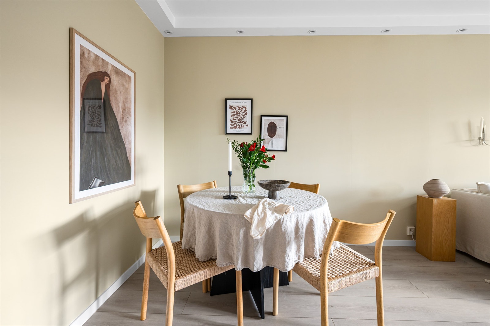 God plass til å innrede med spisebord og invitere venner og familie over på hyggelige sammenkomster! Galleribilde