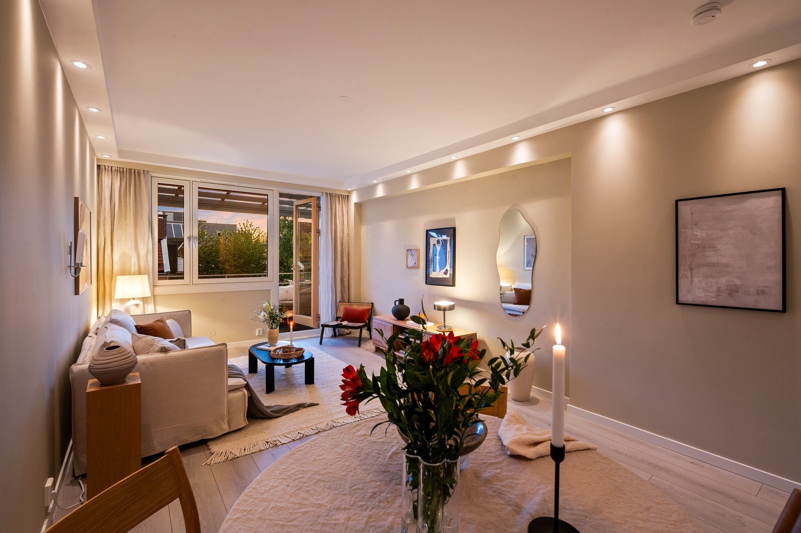 Her er det god plass til både sofagruppe, salongbord og tv-seksjon. Innfelte downlights i stuen sørger for gode innvendige lysforhold. Galleribilde