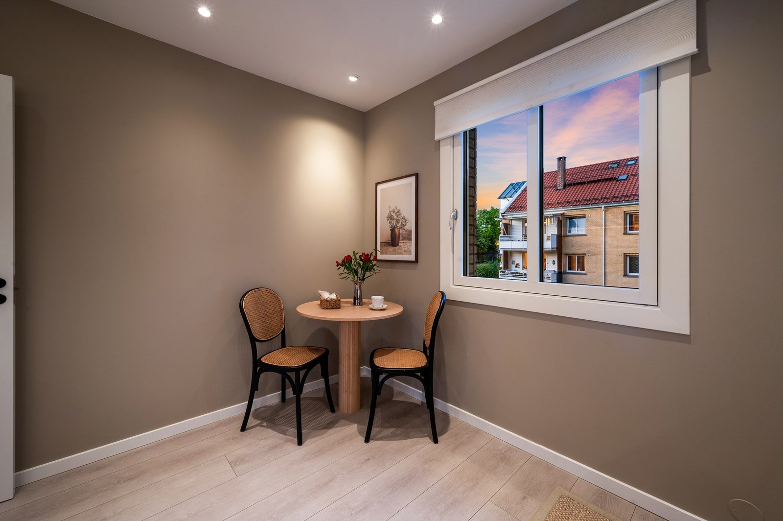 Naturlig plass å innrede med et hyggelig spisebord der en bedre frokost eller middag kan nytes. Galleribilde