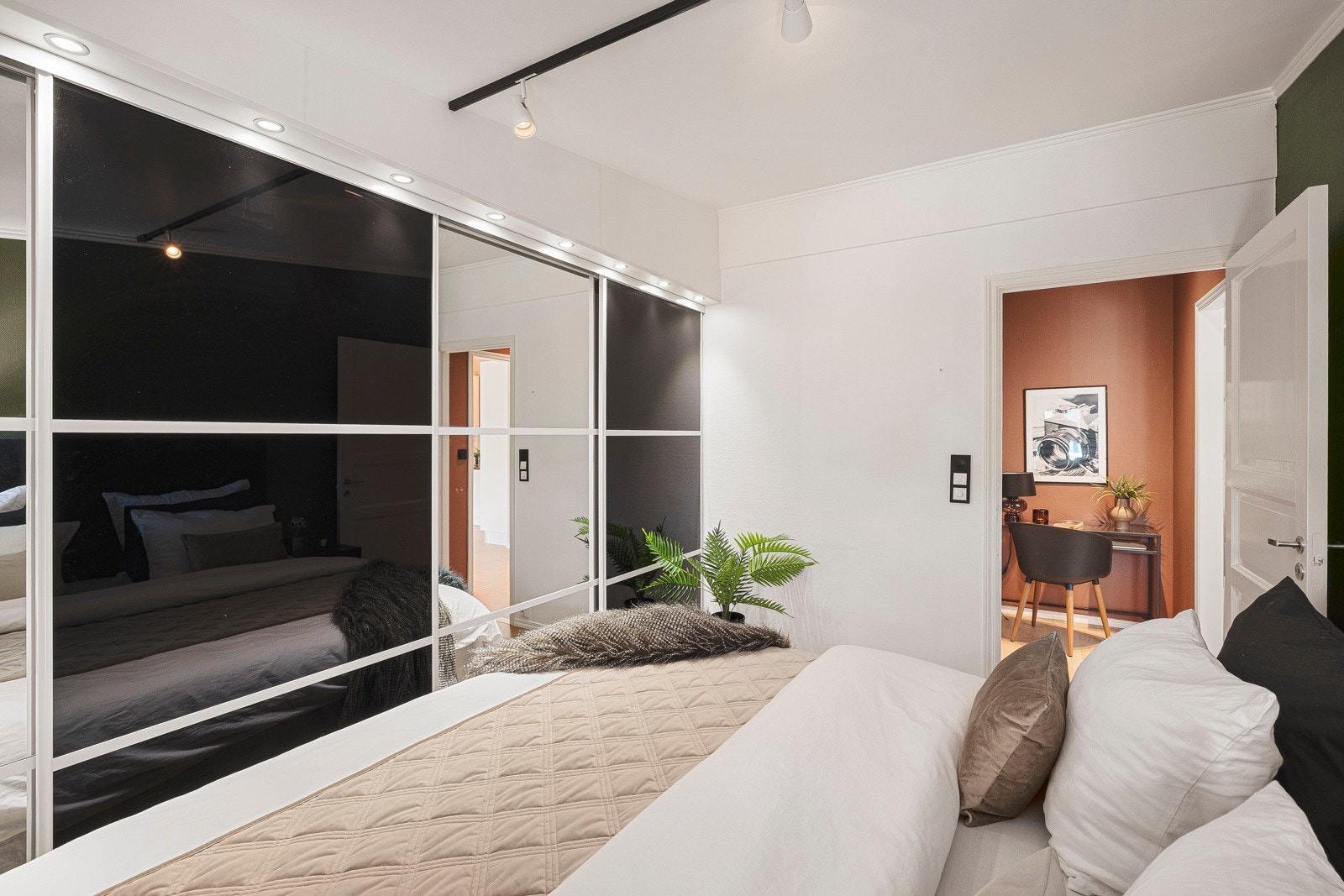 - Her er det god plass til dobbeltseng og nattbord, i tillegg til den store skyvedørsgarderoben. I mellomgangen er det fin plass til en liten hjemmekontorløsning - Galleribilde