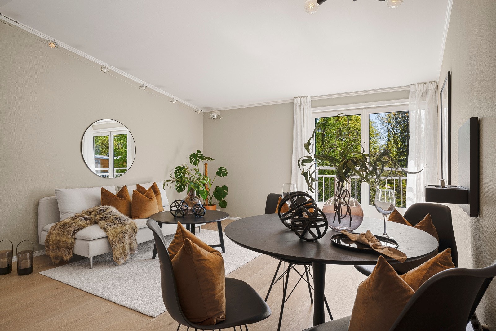 - På gulv er det lagt en fin en-stavs laminat i 2022 og veggene er malt i en behagelig beige tone - Galleribilde