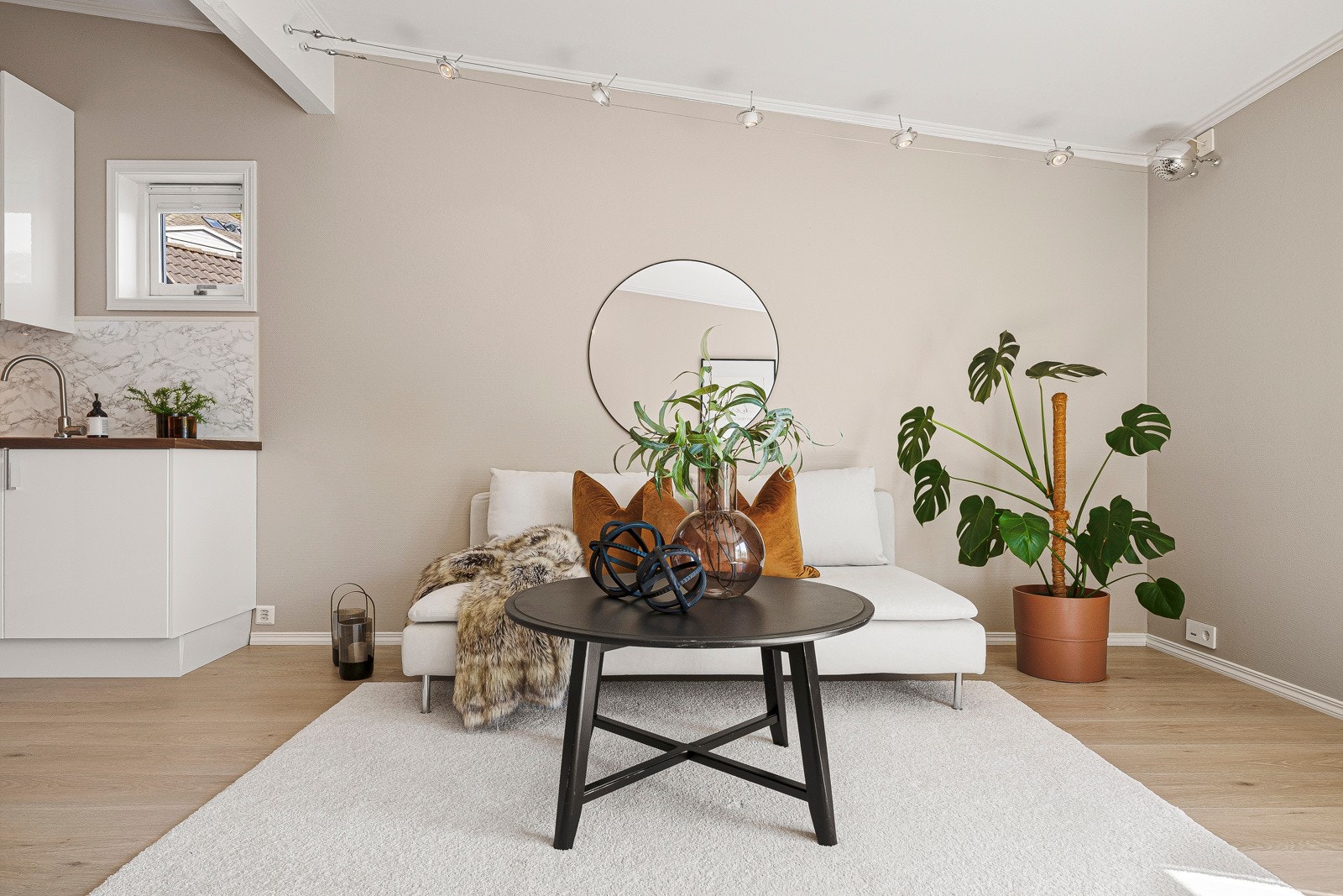 - Stuen har pen belysning - Galleribilde