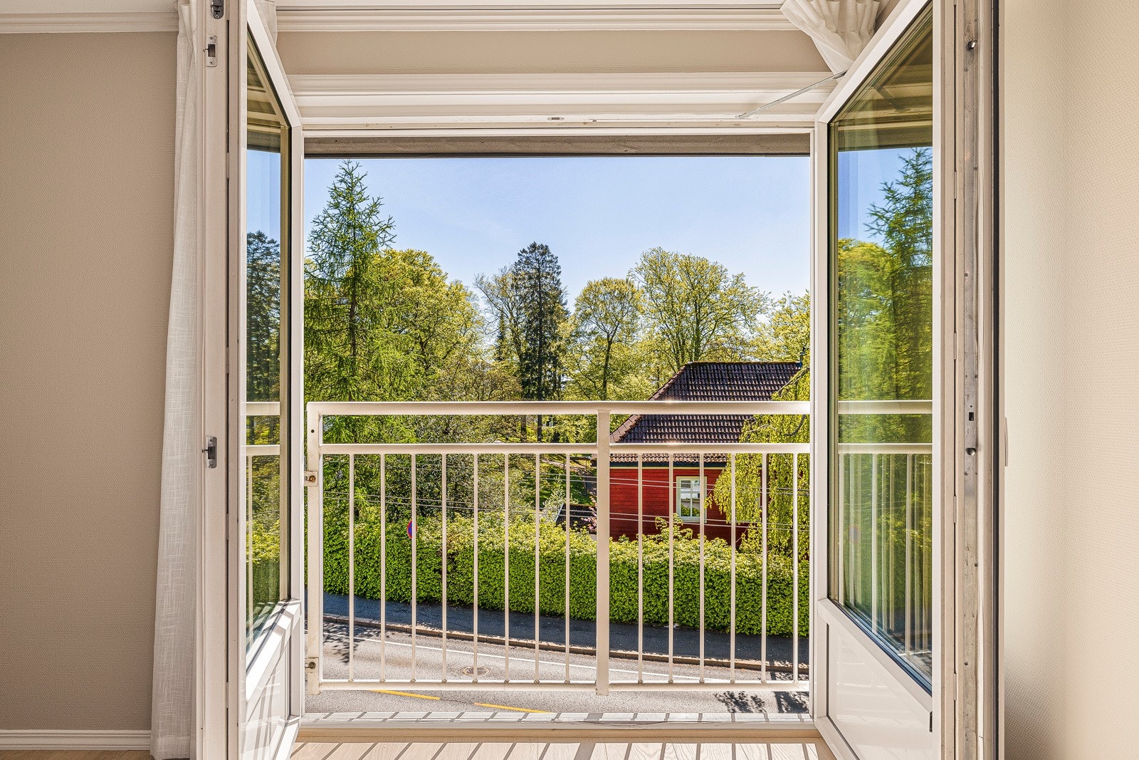 - Dørene til den franske balkongen har store vindusflater som bidrar til mye naturlig lys - Galleribilde