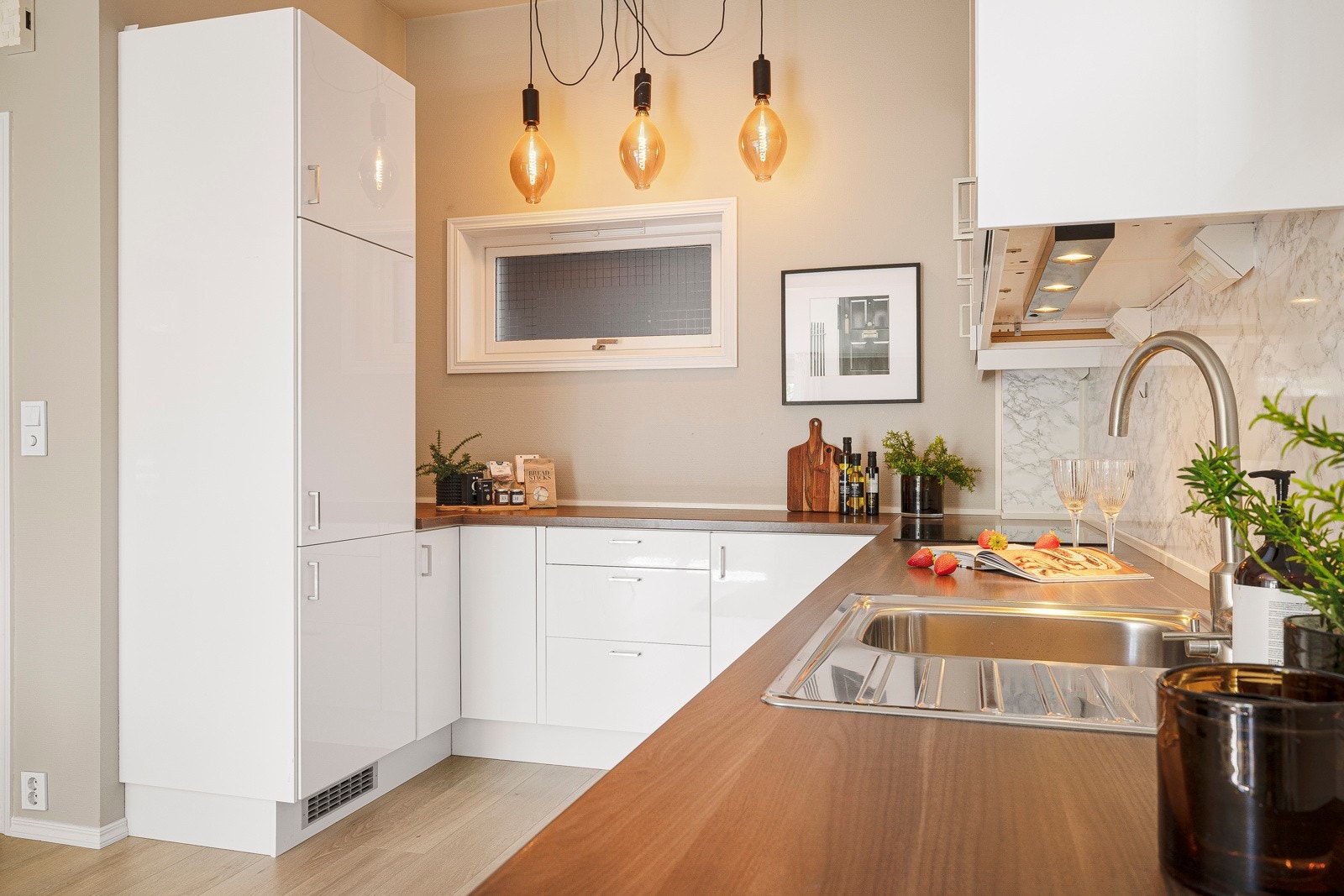 - Det er lagt plater mellom benkeplate og overskap for enklere rengjøring - Galleribilde