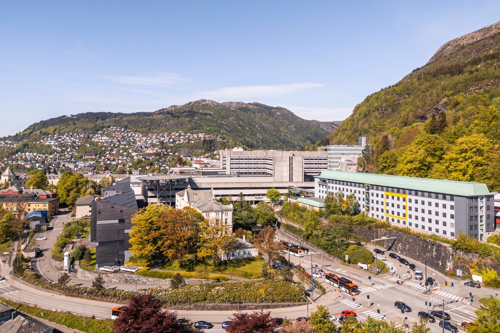 - Kollektiv-tilbudet er optimalt med umiddelbar nærhet til busstoppet "Fridalen" i Nattlandsveien med svært hyppige bussforbindelser, og det er også gangavstand til bybanestoppet ved Haukeland sykehus - Galleribilde