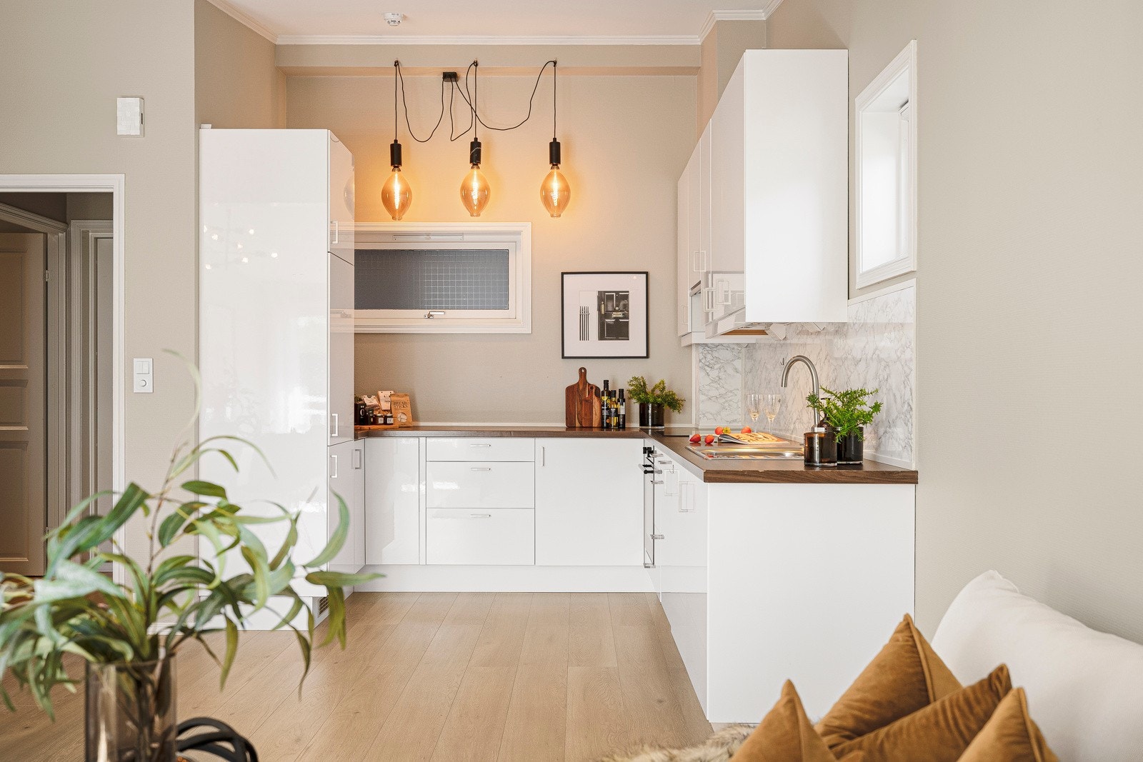 - Kjøkkenet har flott innredning fra 2012 med hvite slette fronter og laminat benkeplate - Galleribilde