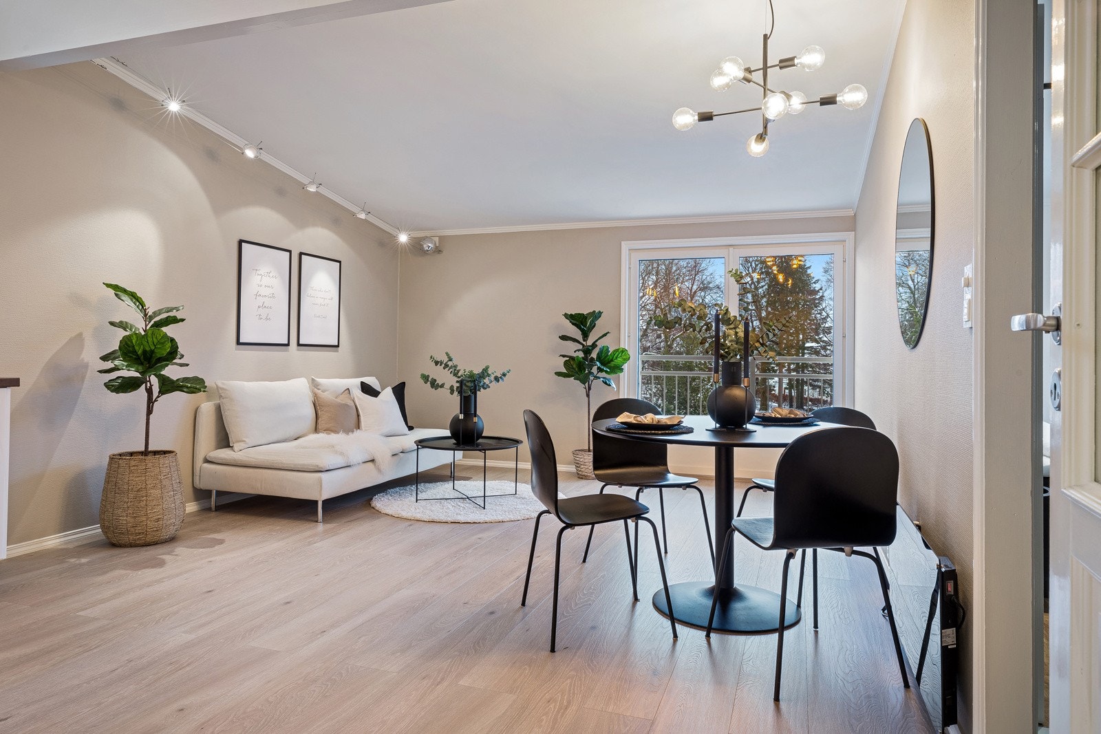 - Stue og kjøkken ligger i åpen løsning, måler 28,2 kvm og har god takhøyde - Galleribilde