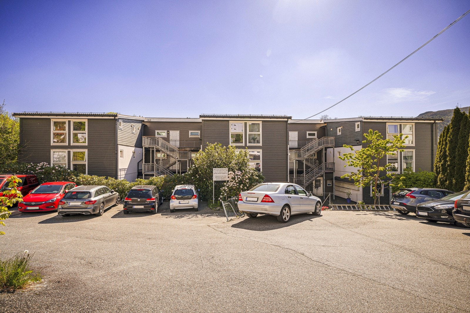 - Sameiet har to parkeringsområder. Førstemann til mølla prinsippet gjelder for alle parkeringsplassene sameiet disponerer - Galleribilde