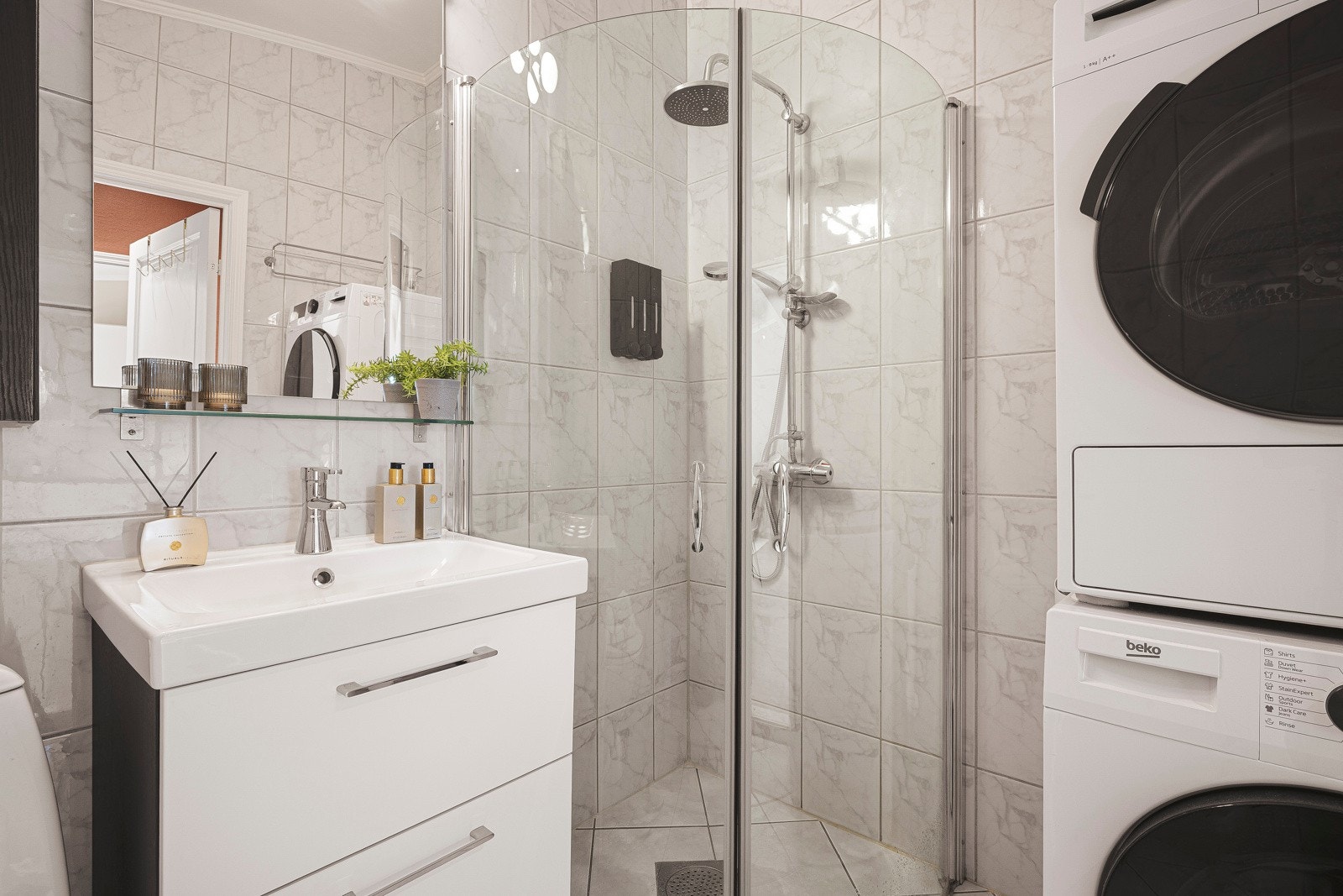 - Videre er det innredet med toalett, dusjhjørne, ekstra skap, servant med møblement, speil og belysning. Opplegg for vaskemaskin - Galleribilde