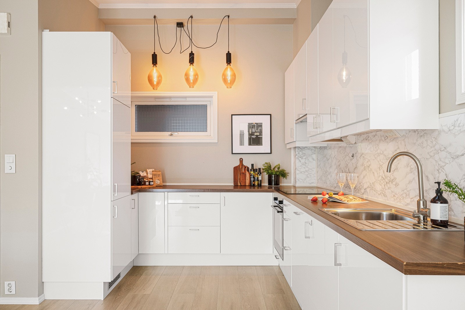 - Her har man rikelig med både skap og benkeplass - Galleribilde