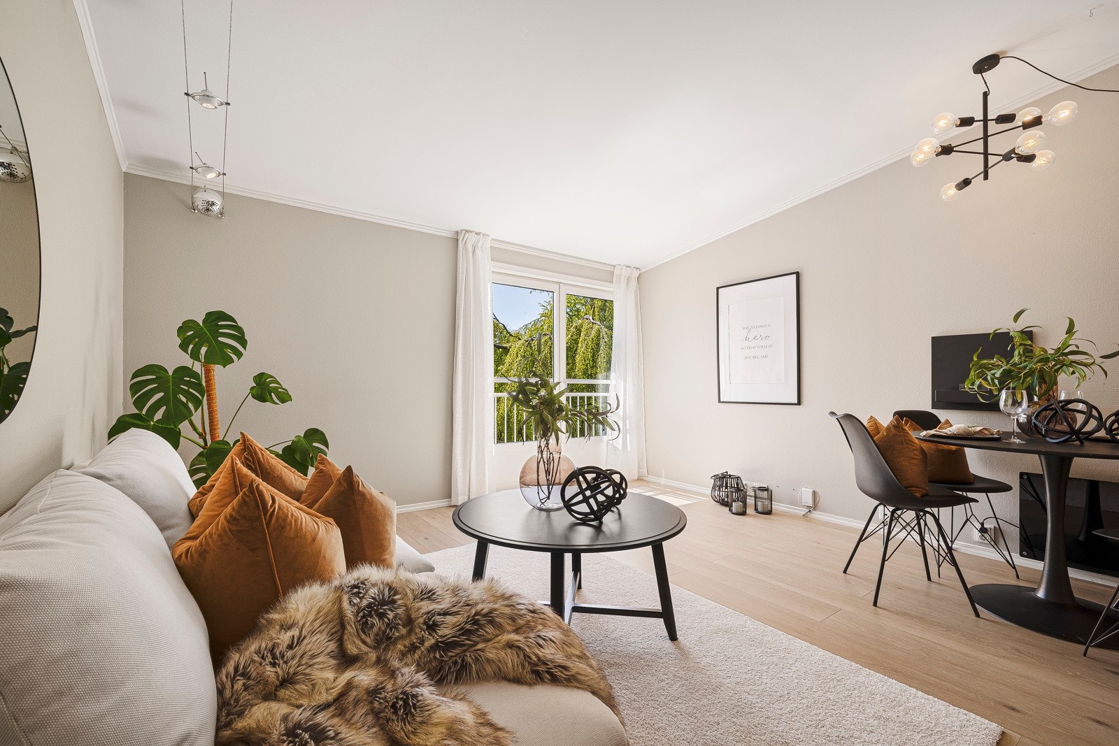 - Det er god plass til stor sofagruppe og spisebord - Galleribilde