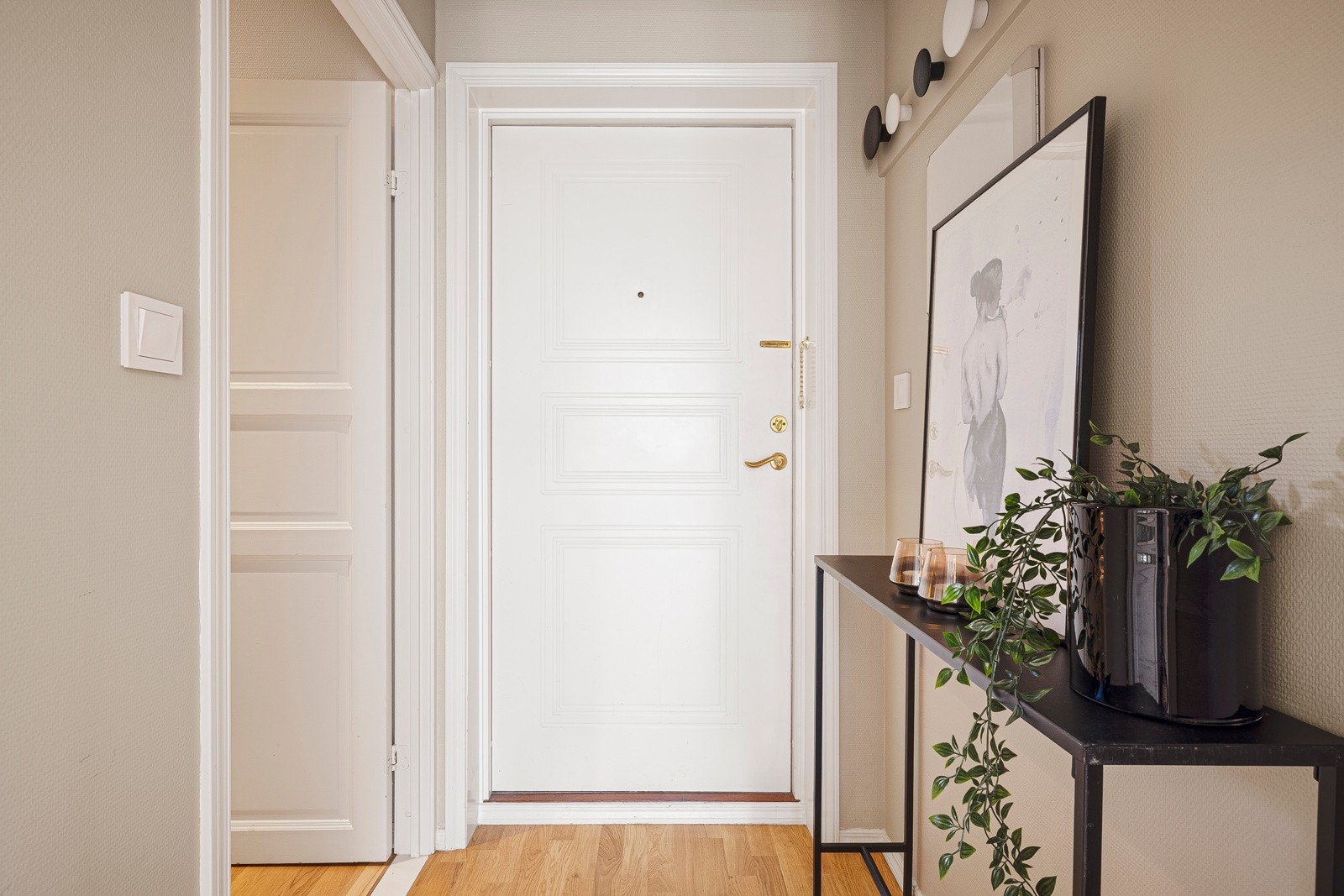 - Det første du møter er en lys og innbydende entré med plass til oppheng og skohyller - Galleribilde