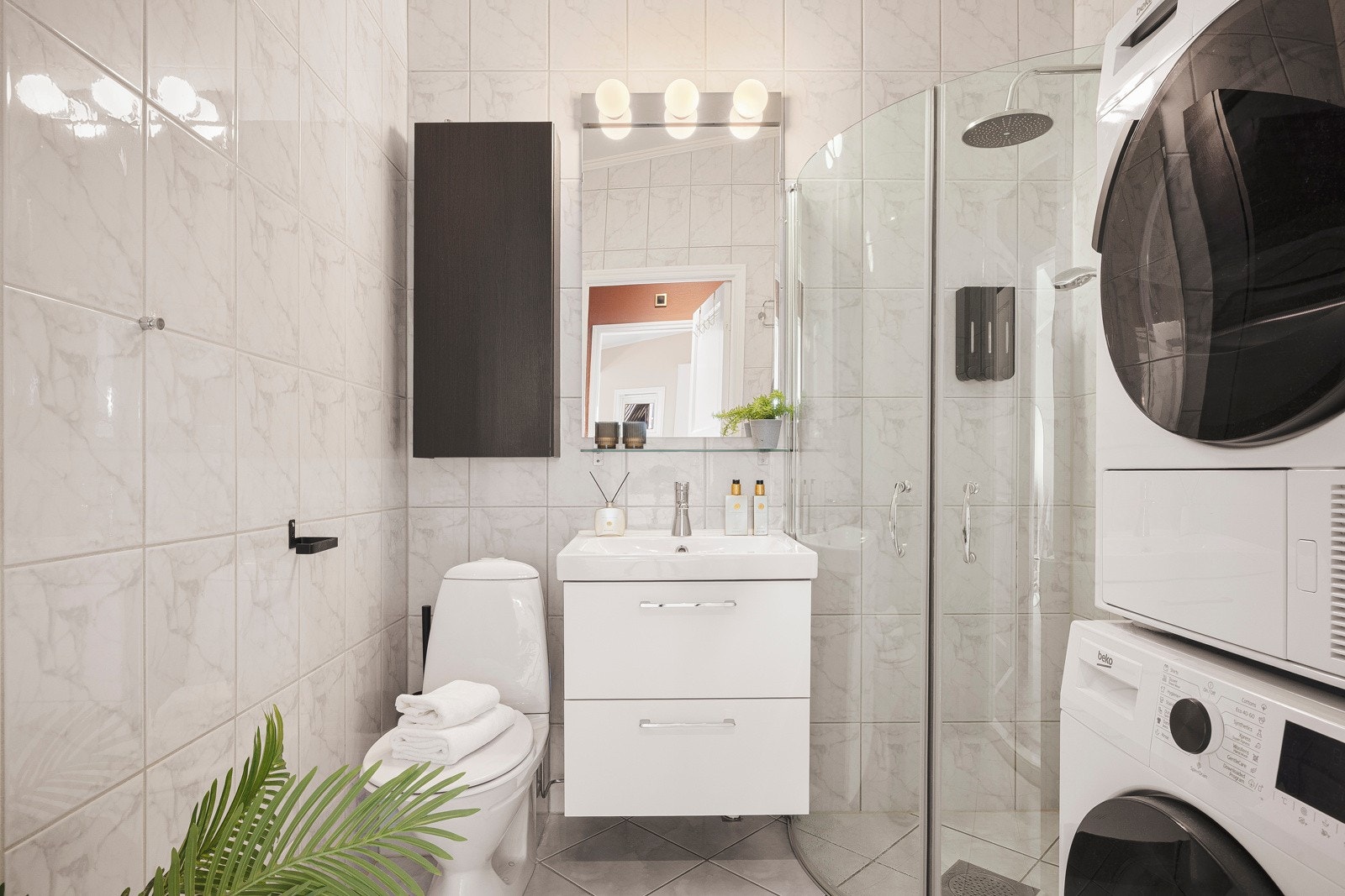 - Badet er helfliset og har varme i gulv - Galleribilde