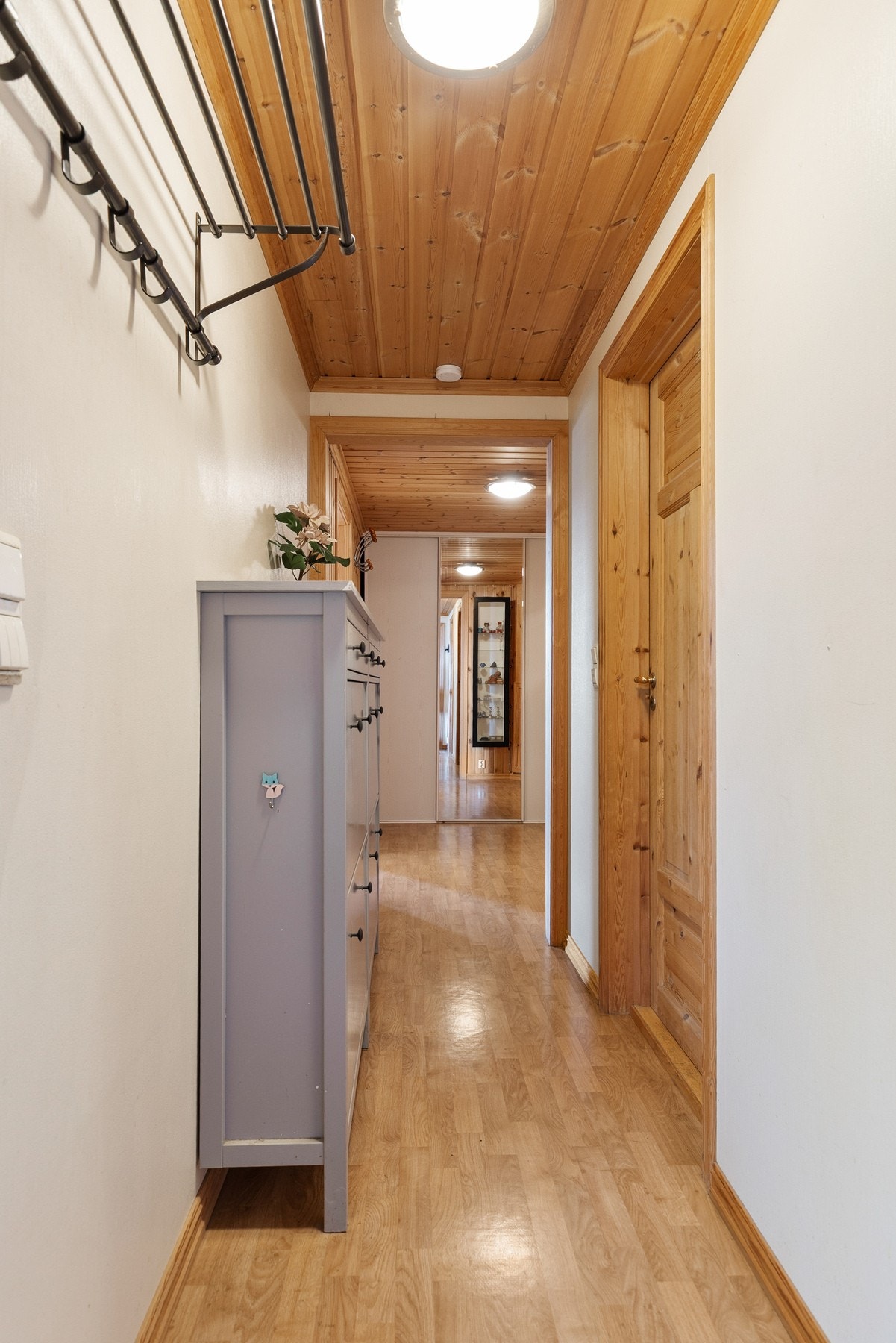 Innerst i gangen i hybelleiligheten er det en plassbygd skyvedørsgarderobe. Galleribilde