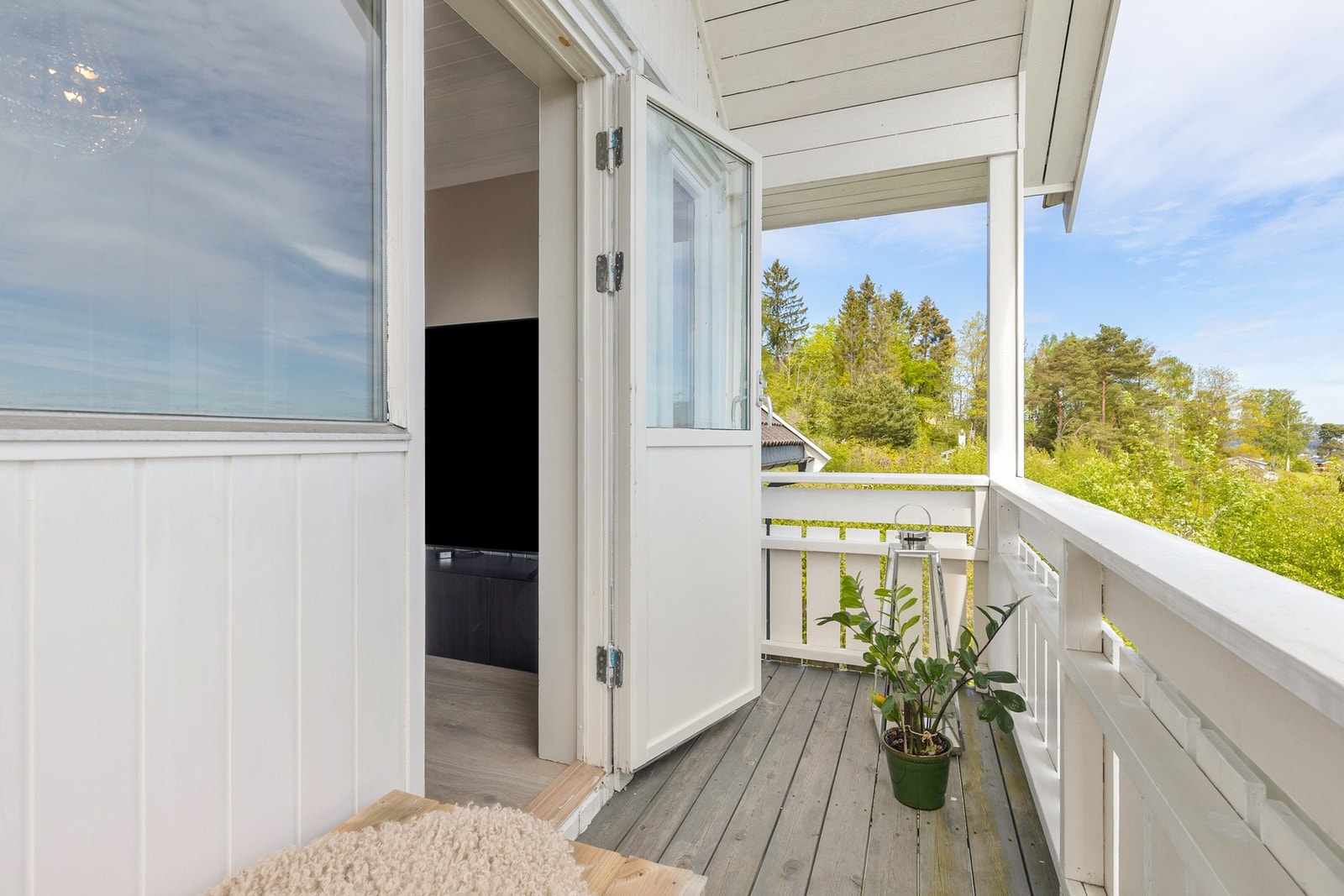 Loftstuen har utgang til en overbygd, østvendt balkong på ca. 4 kvm. Galleribilde