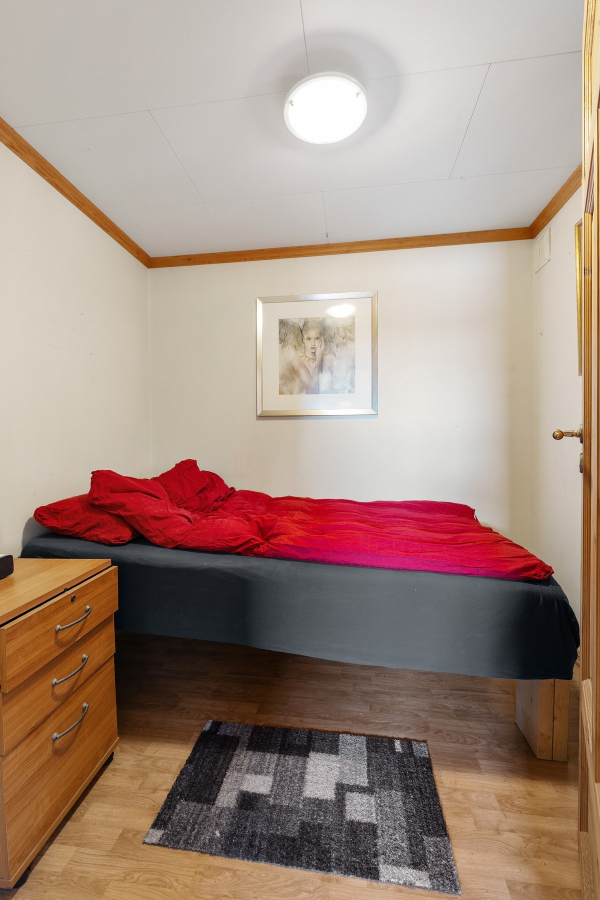 I hybelleiligheten er det bl.a. soverom, hobbyrom og 3 boder. Galleribilde