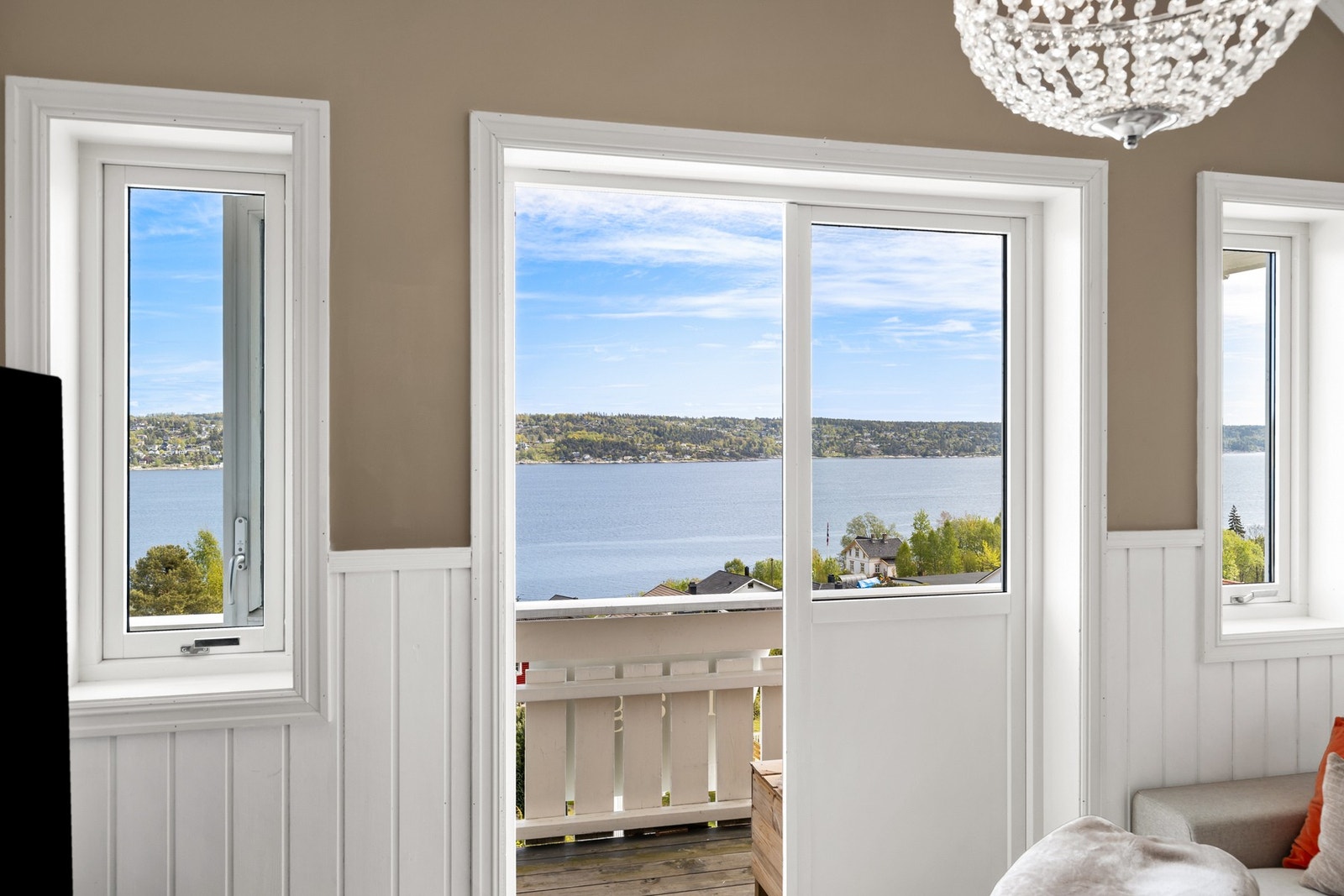 Veggene i loftstuen har hvitmalt brystpanel og beigemalte overflater. Galleribilde