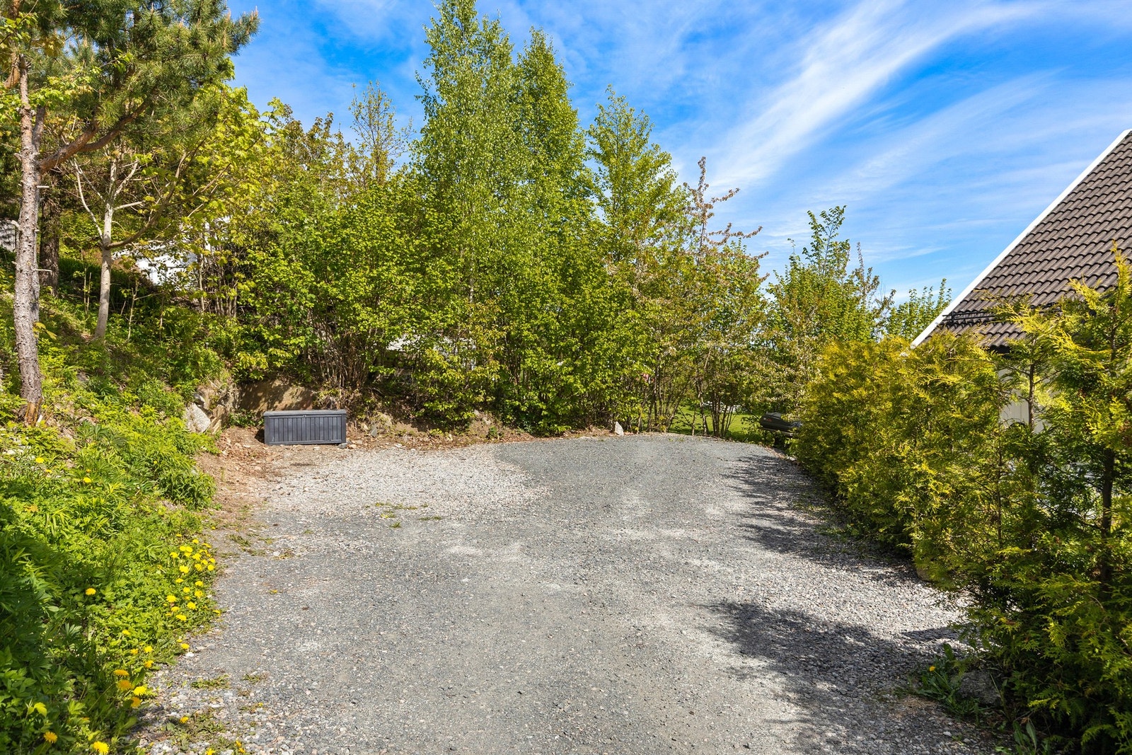 Eiendommen ligger nesten lengst inn i en trafikkstille blindvei. Galleribilde