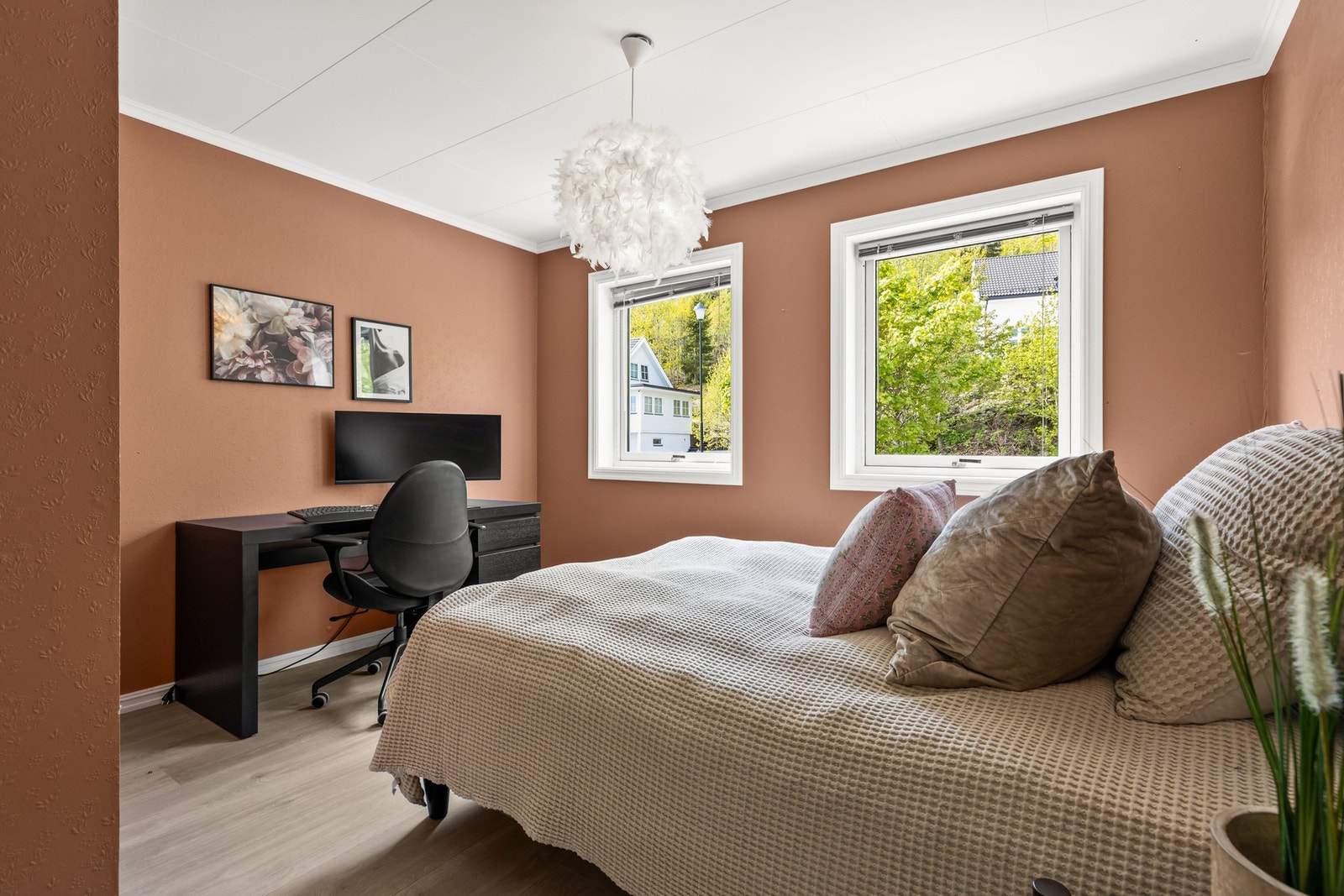 Det er montert persienner i noen av soveromsvinduene i 2. etasje. Galleribilde