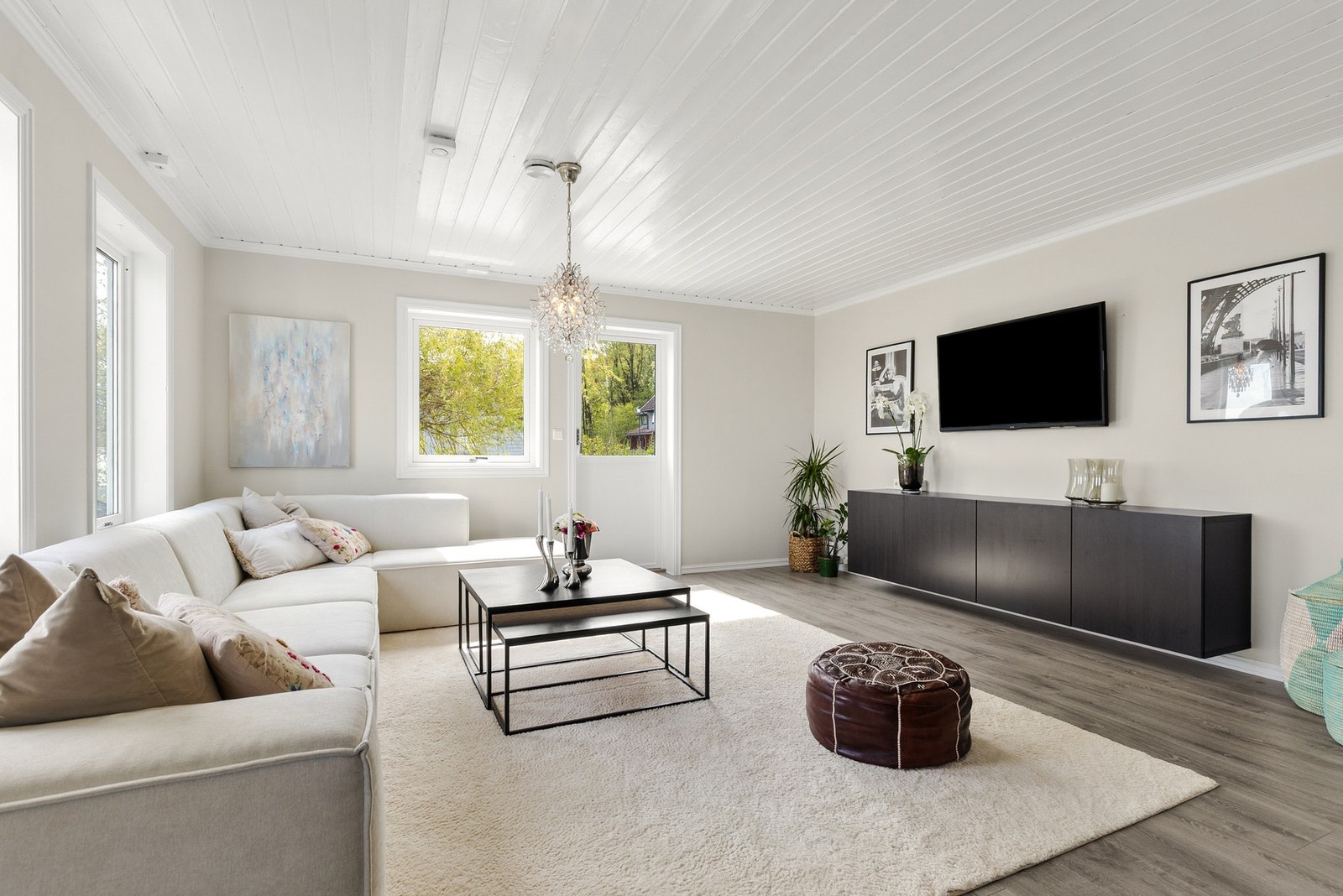 Fra stuen er det utgang til den store, sydvestvendte terrassen. Galleribilde