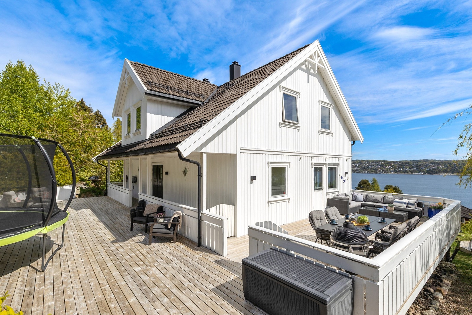 Velkommen til Solbakken 14 - en stor, velholdt og innholdsrik enebolig. Galleribilde