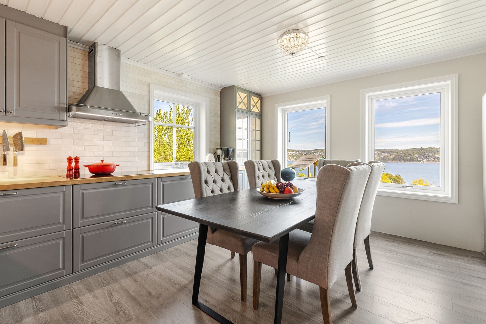 Det er god plass til å samle familien til hyggelige måltider på kjøkkenet. Galleribilde