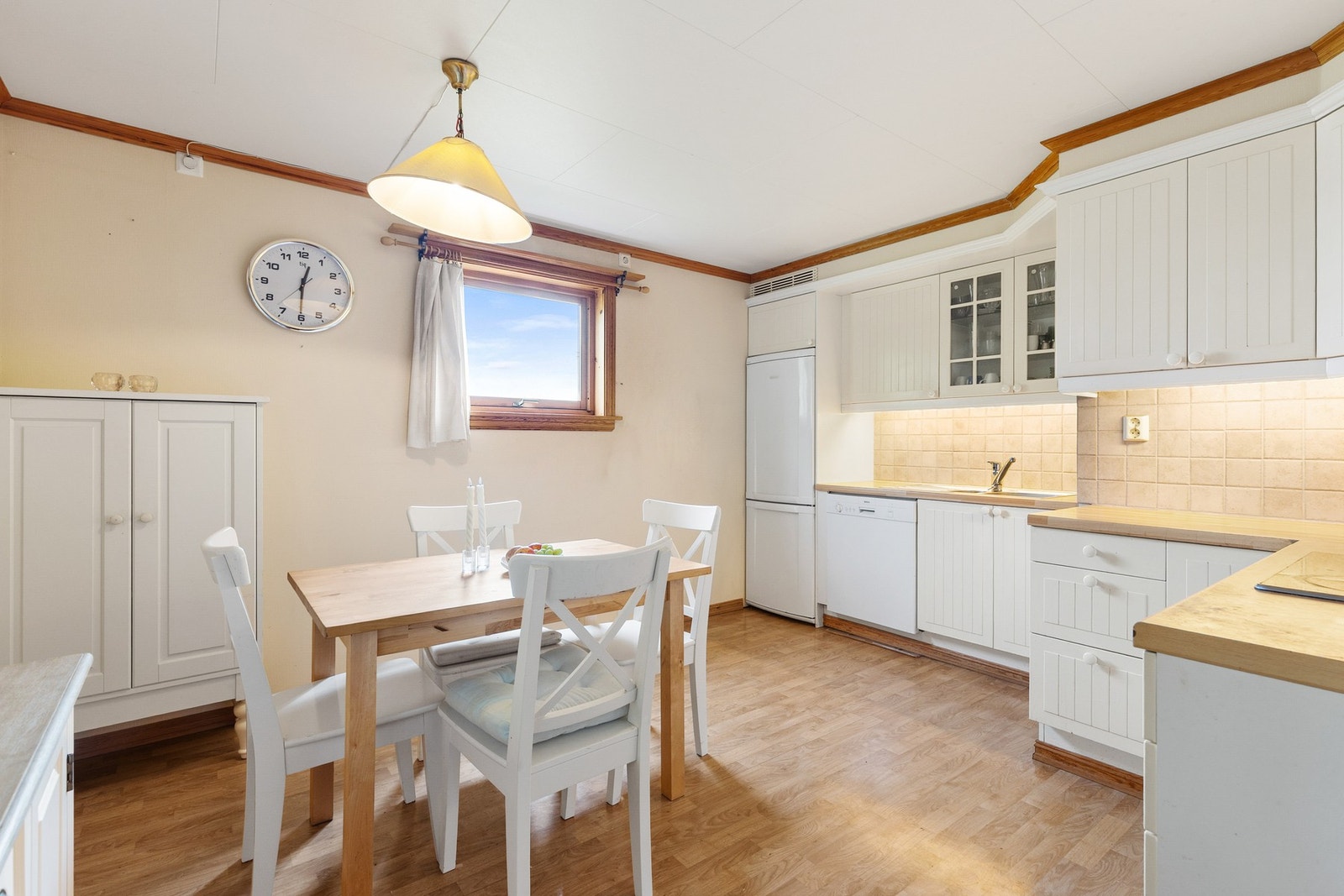 På kjøkkenet i hybelleiligheten er det god plass til spisebord. Galleribilde