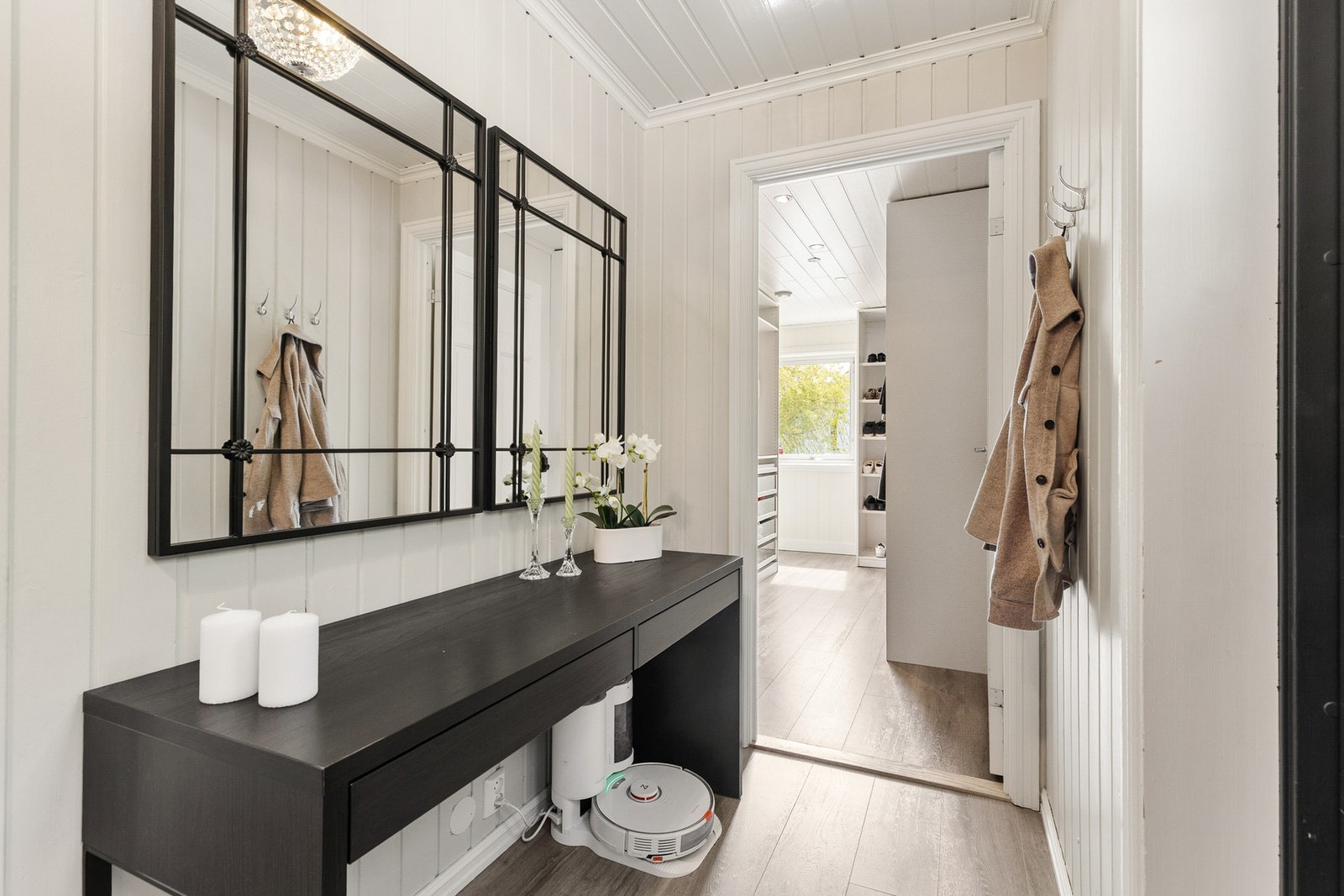 Meget hendig med garderoberom rett ved entreen. Galleribilde