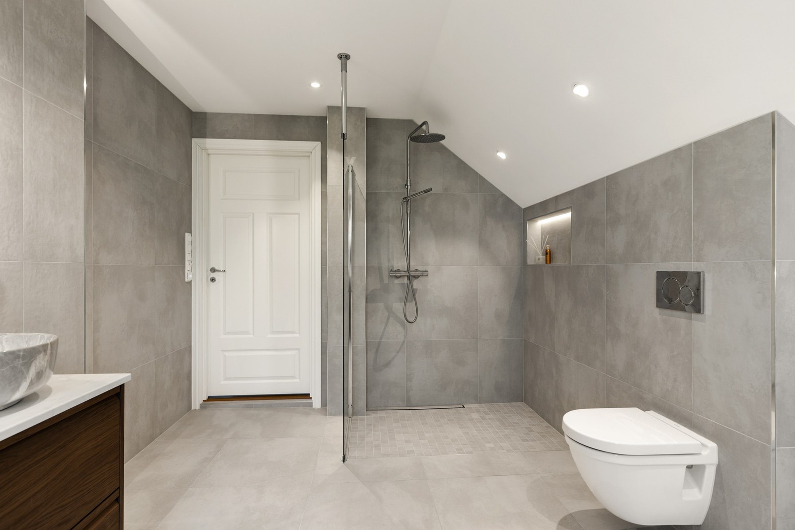 Badet i 2. etasje ble pusset opp i 2024, og fremstår som delikat og moderne. Galleribilde