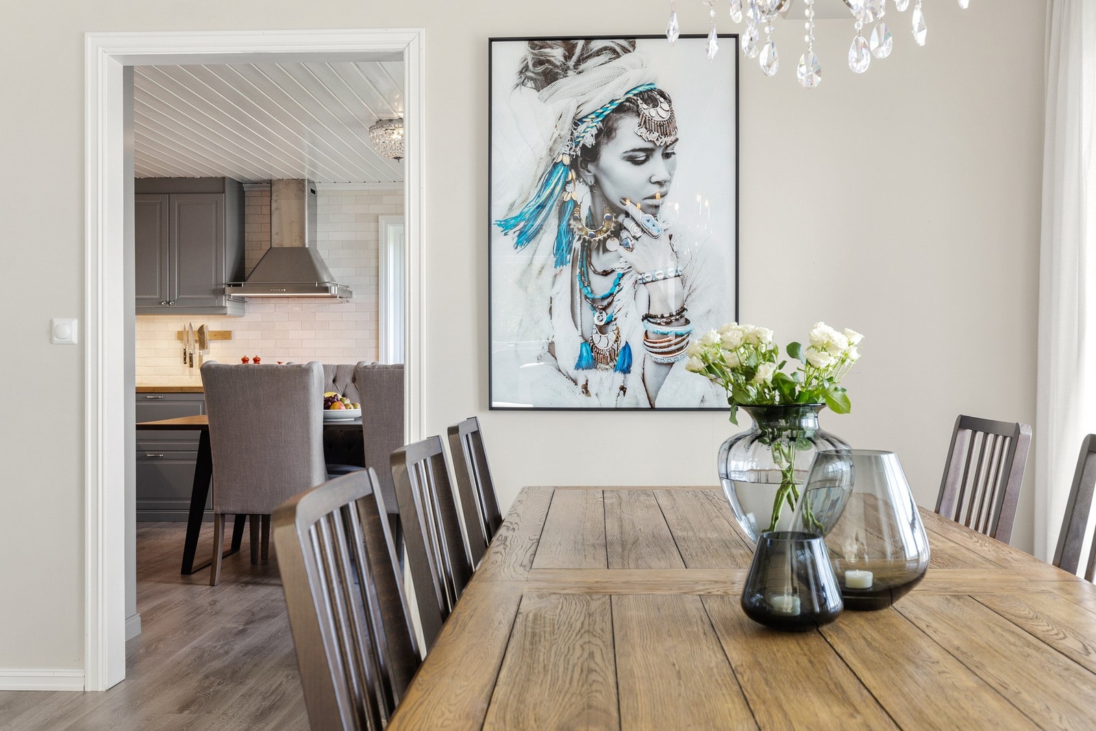 Nærheten mellom spisestuen og kjøkkenet gjør serveringen enkel. Galleribilde