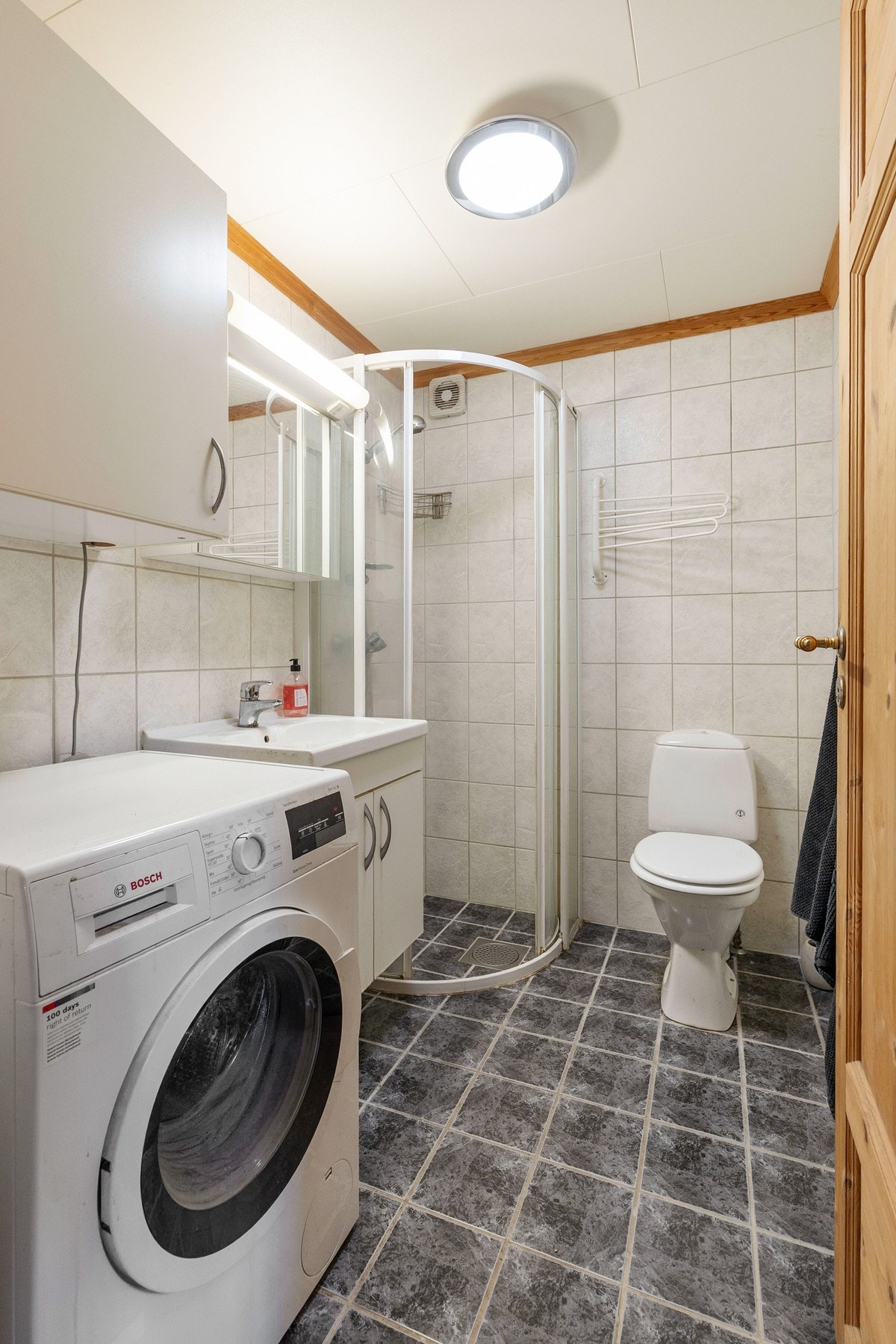 Hybelleiligheten har et pent, helfliset bad med varme i gulvet. Galleribilde