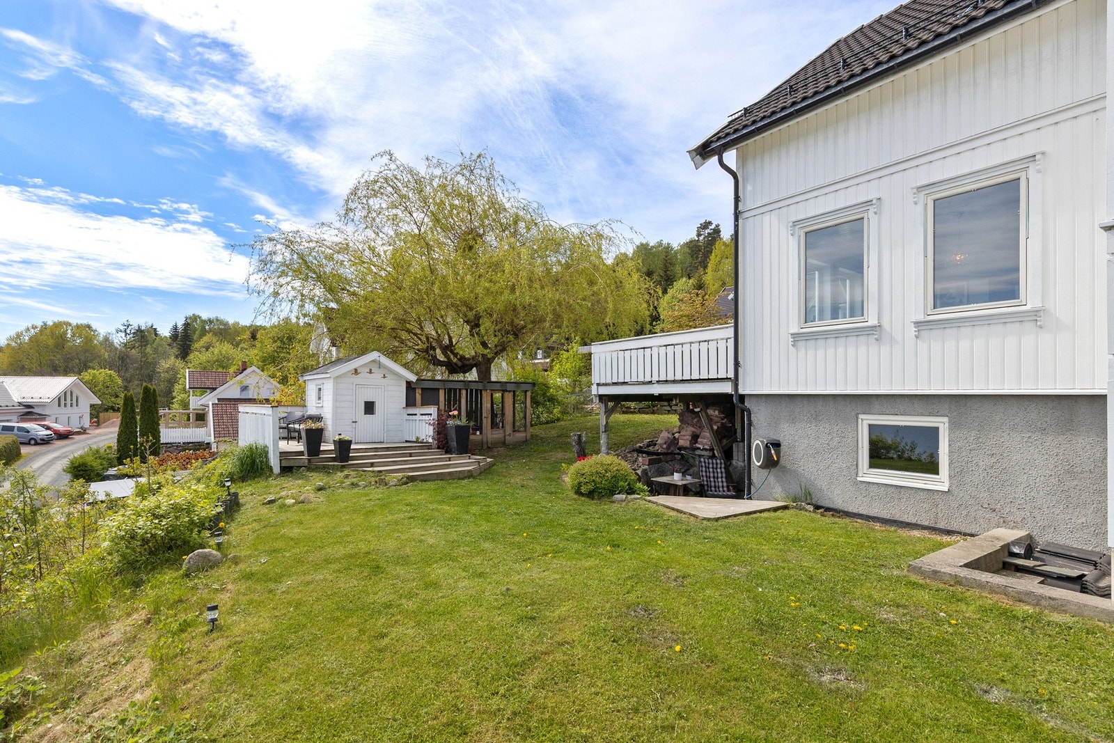 Det er rikelig med boltreplass i den østvendte delen av hagen. Galleribilde