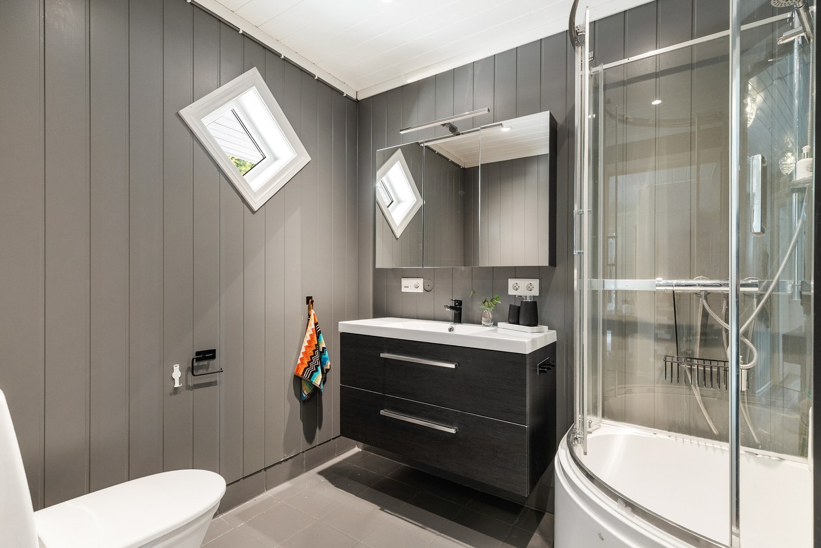 Badet i 1. etasje har vannbåren gulvvarme og et stort, multifunksjonelt dusjkabinett. Galleribilde