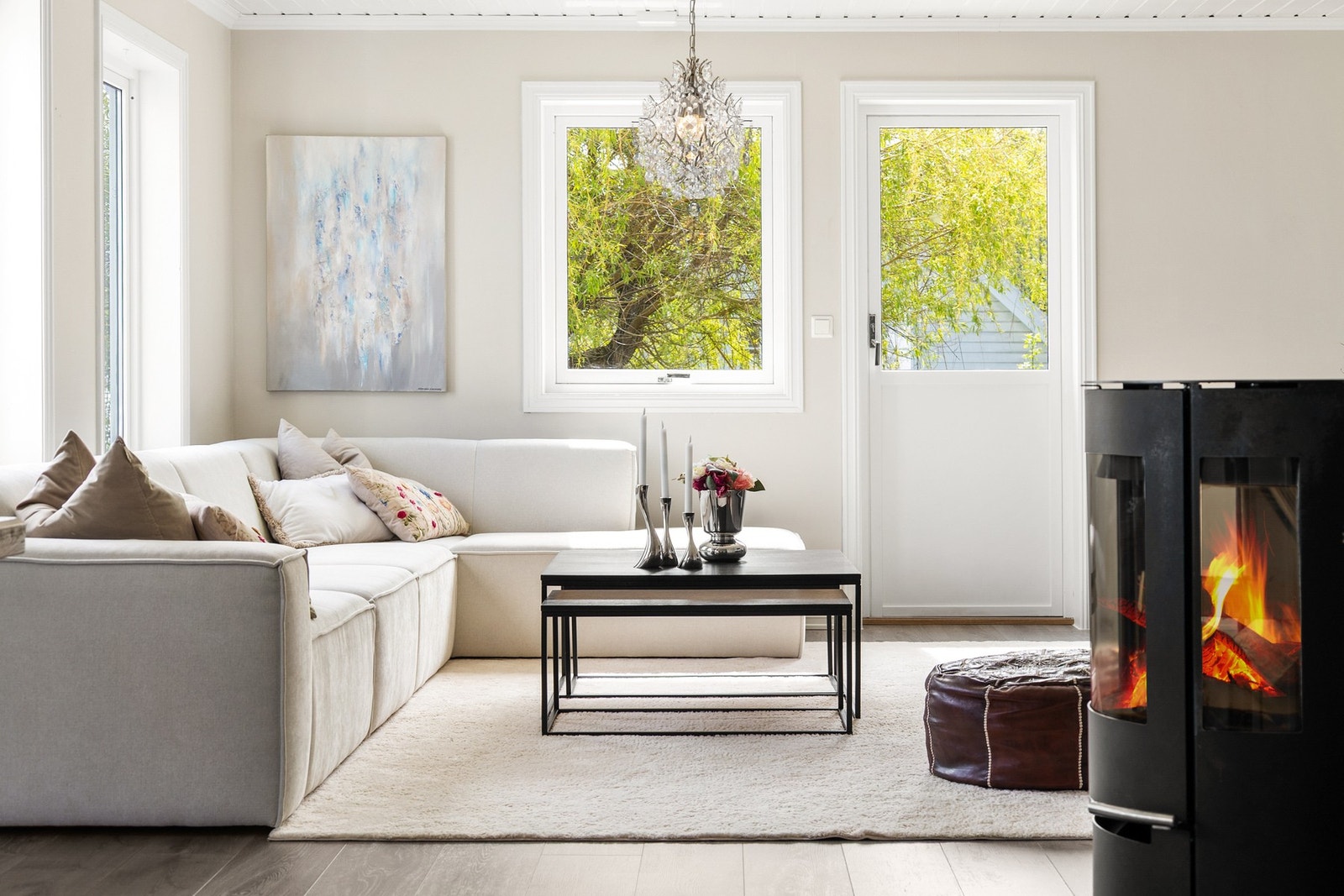 De lysmalte overflatene fremhever det gylne parkettgulvet i stuen. Galleribilde