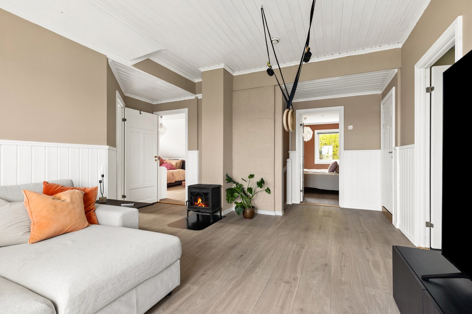 Det er montert en god peisovn i loftstuen. Galleribilde