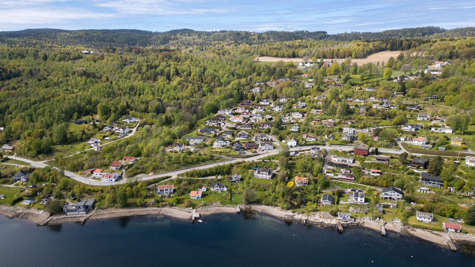 Eiendommen ligger særdeles attraktivt, sjønært og barnevennlig til i idylliske Storsand. Galleribilde