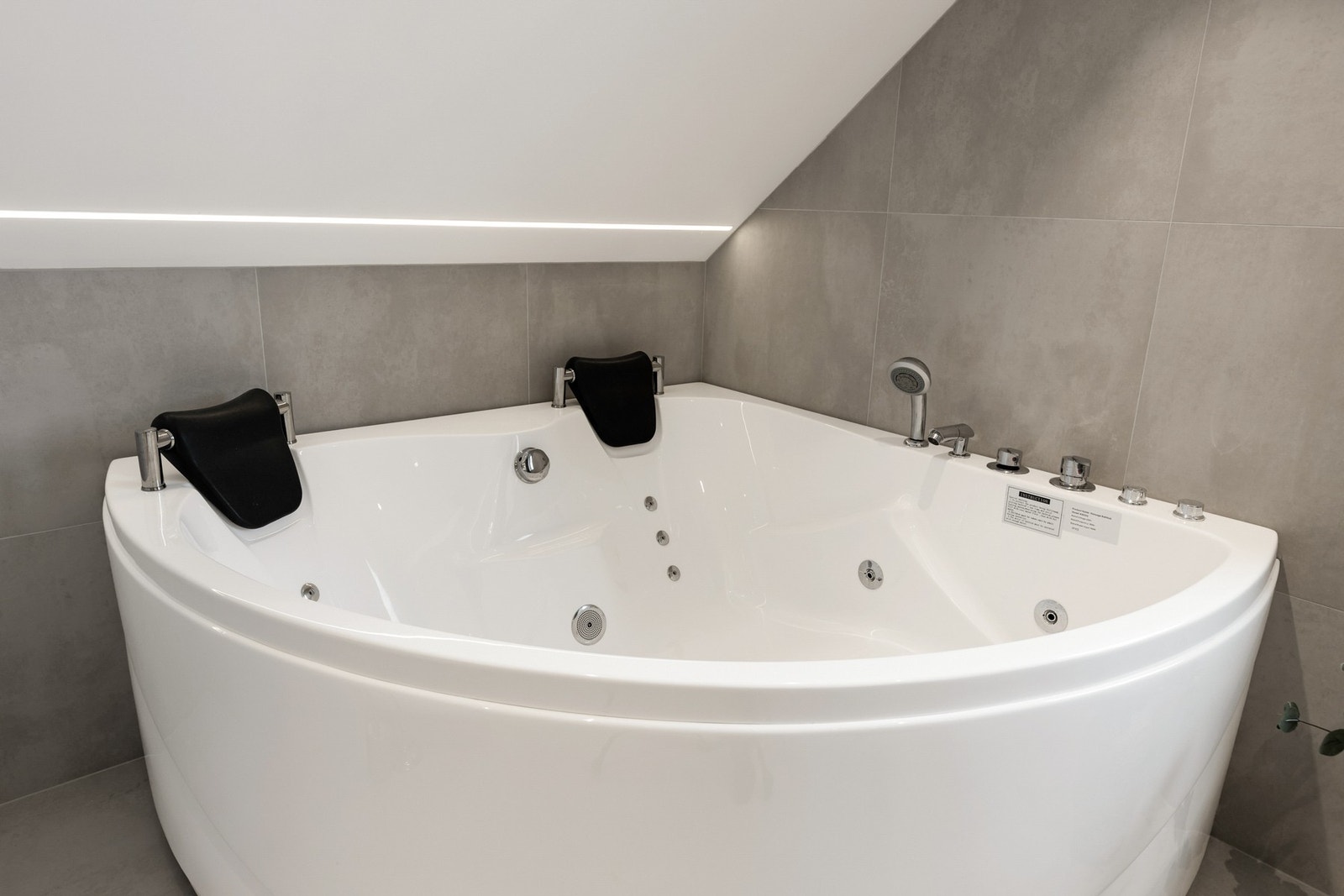 Badet i 2. etasje har et moderne hjørnebadekar med massasjefunksjon. Galleribilde