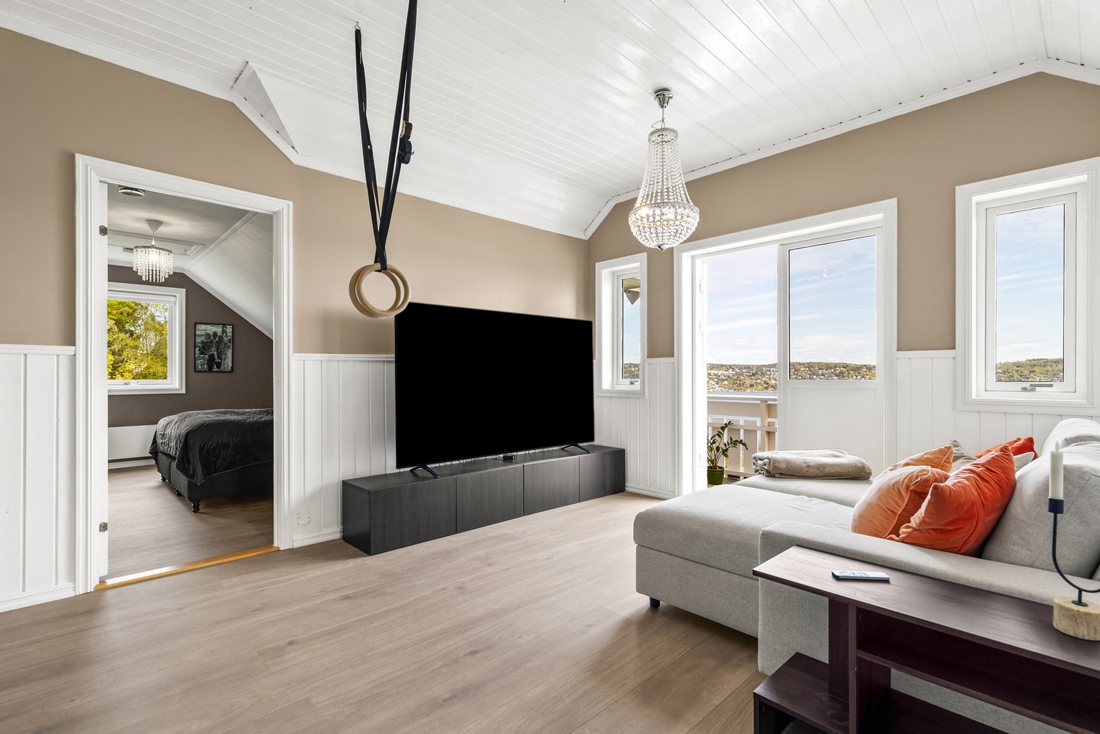 I loftstuen er det lagt tidsmessig, enstavs laminatgulv. Galleribilde