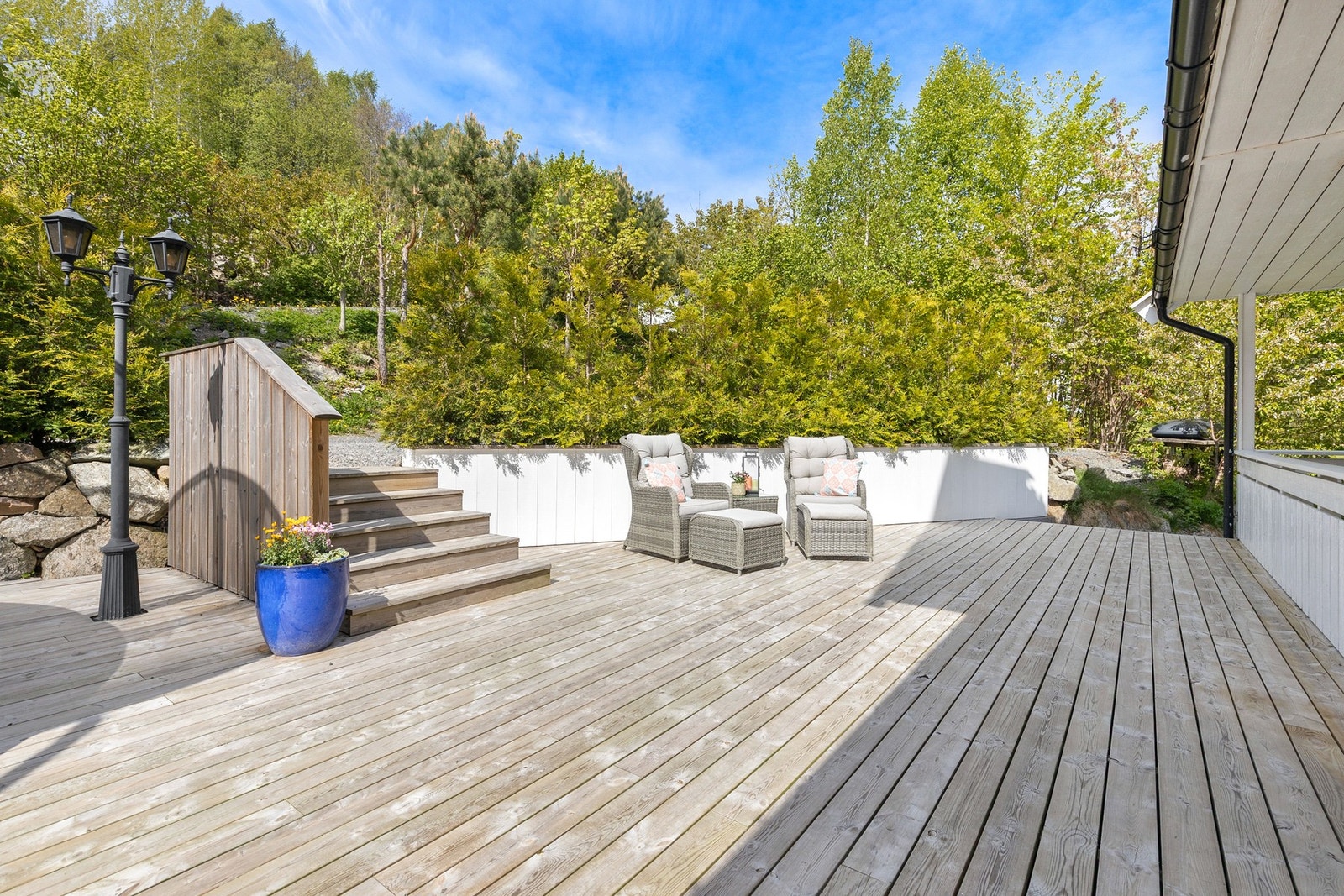 Terrassen strekker seg over to nivåer, og byr på plass til hva enn man måtte ønske av utemøblement. Galleribilde