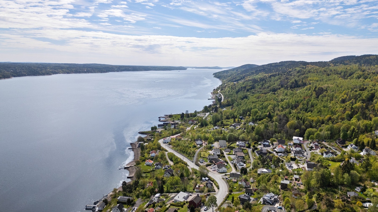 Eneboligen ligger i landlige og idylliske omgivelser på Storsand, ca. 8,5 km sørøst for Sætre. Galleribilde