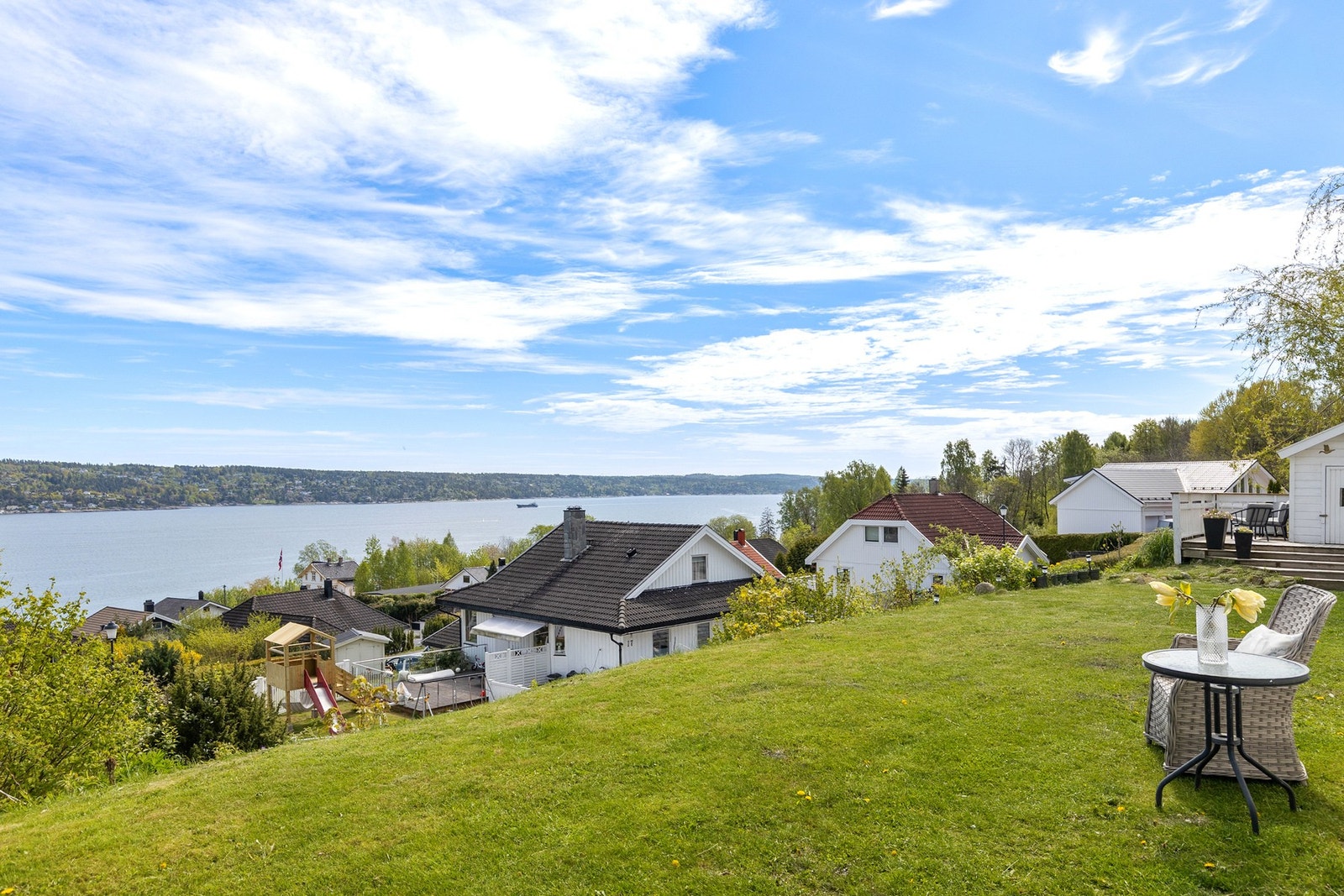 Det er kort vei fra eiendommen til marina, kyststi og deilige badestrender. Galleribilde