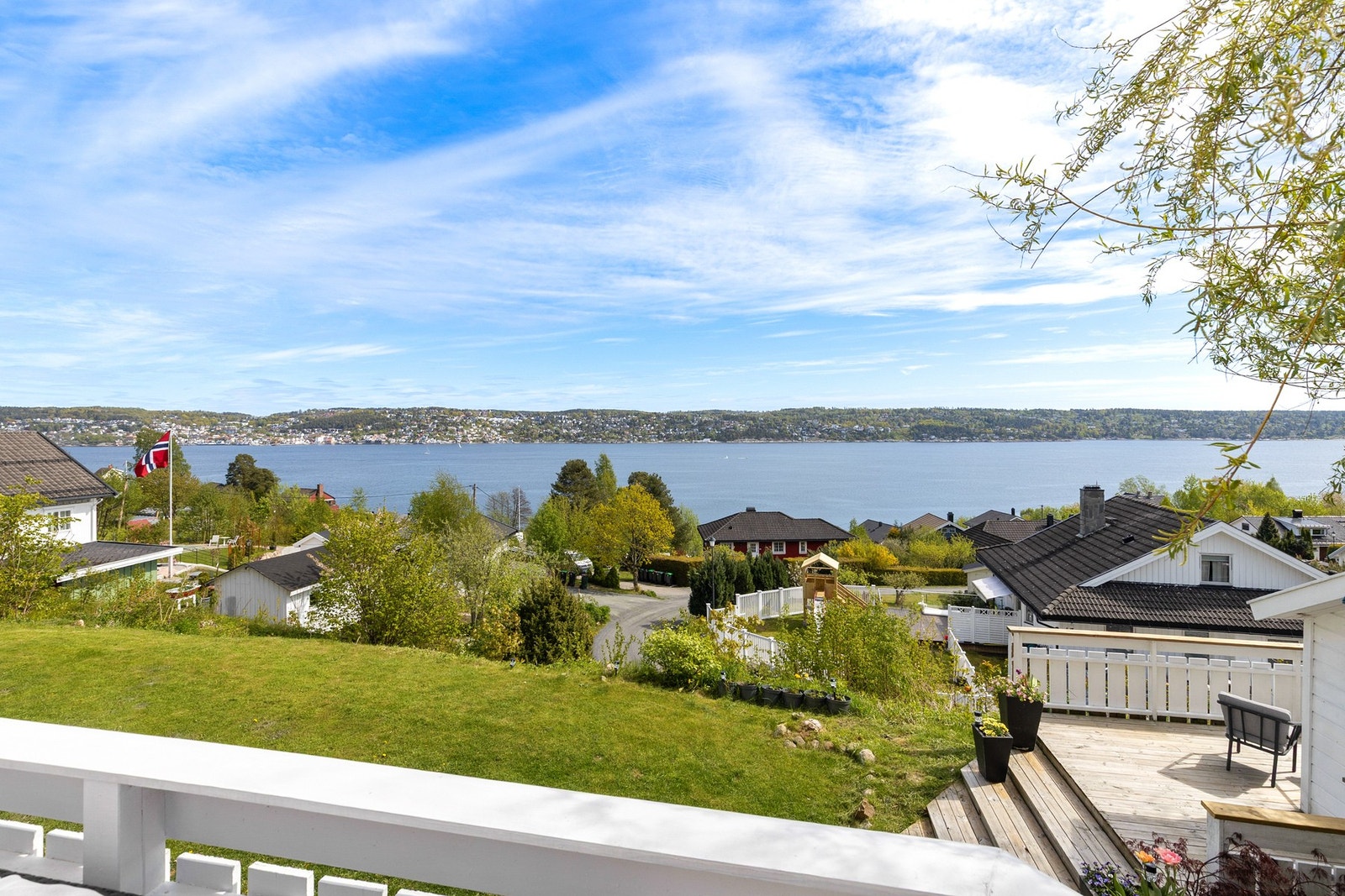 Det finnes mange holmer og skjær i umiddelbar nærhet, som blant annet Håøya med naturverksted om sommeren. Galleribilde